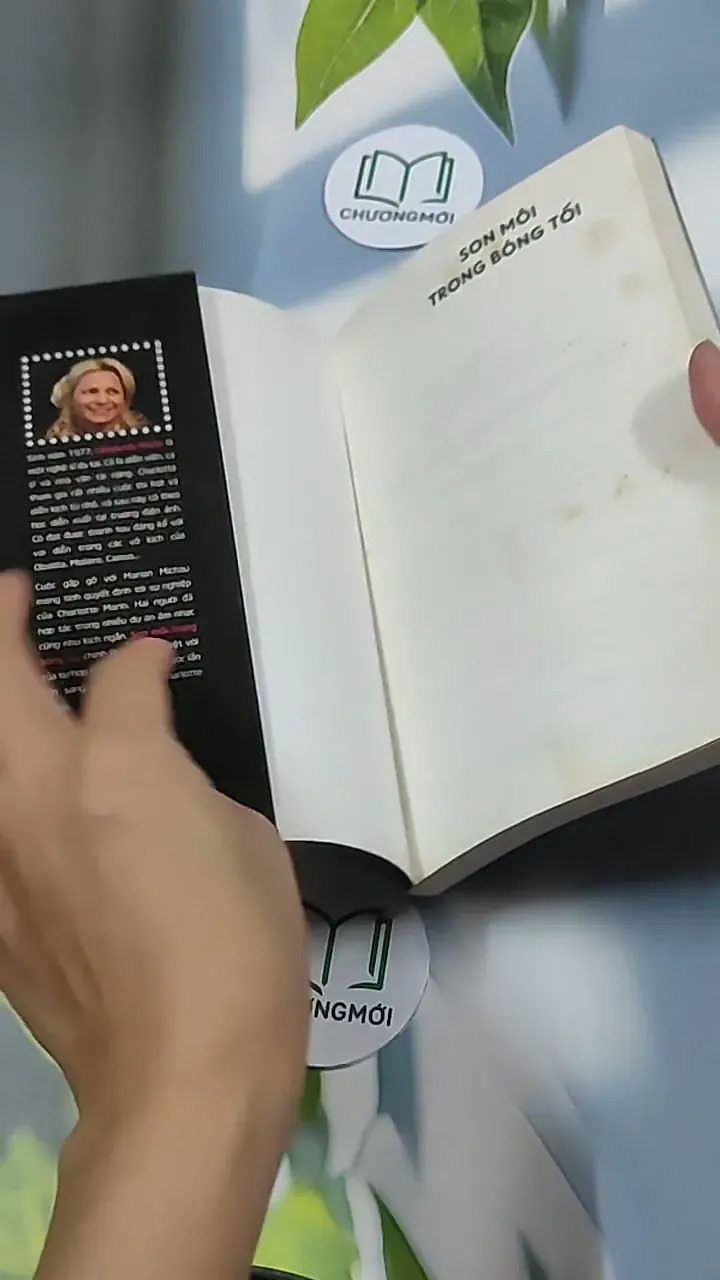 Son môi trong bóng tối - Charlotte Marin 698569