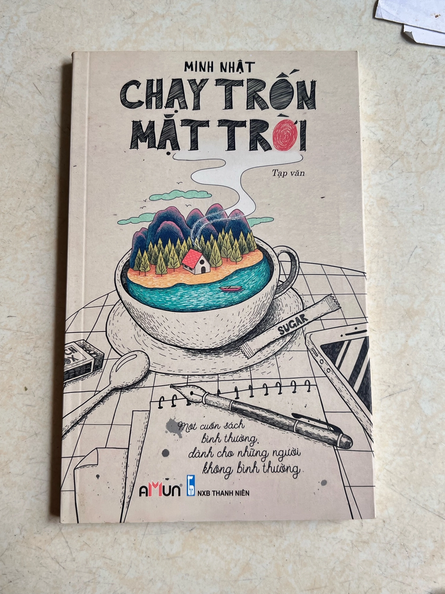 Tạp Văn Chạy trốn mặt trời - Minh Nhật by  - Sách Book Cover - Ngọc Hiển Books