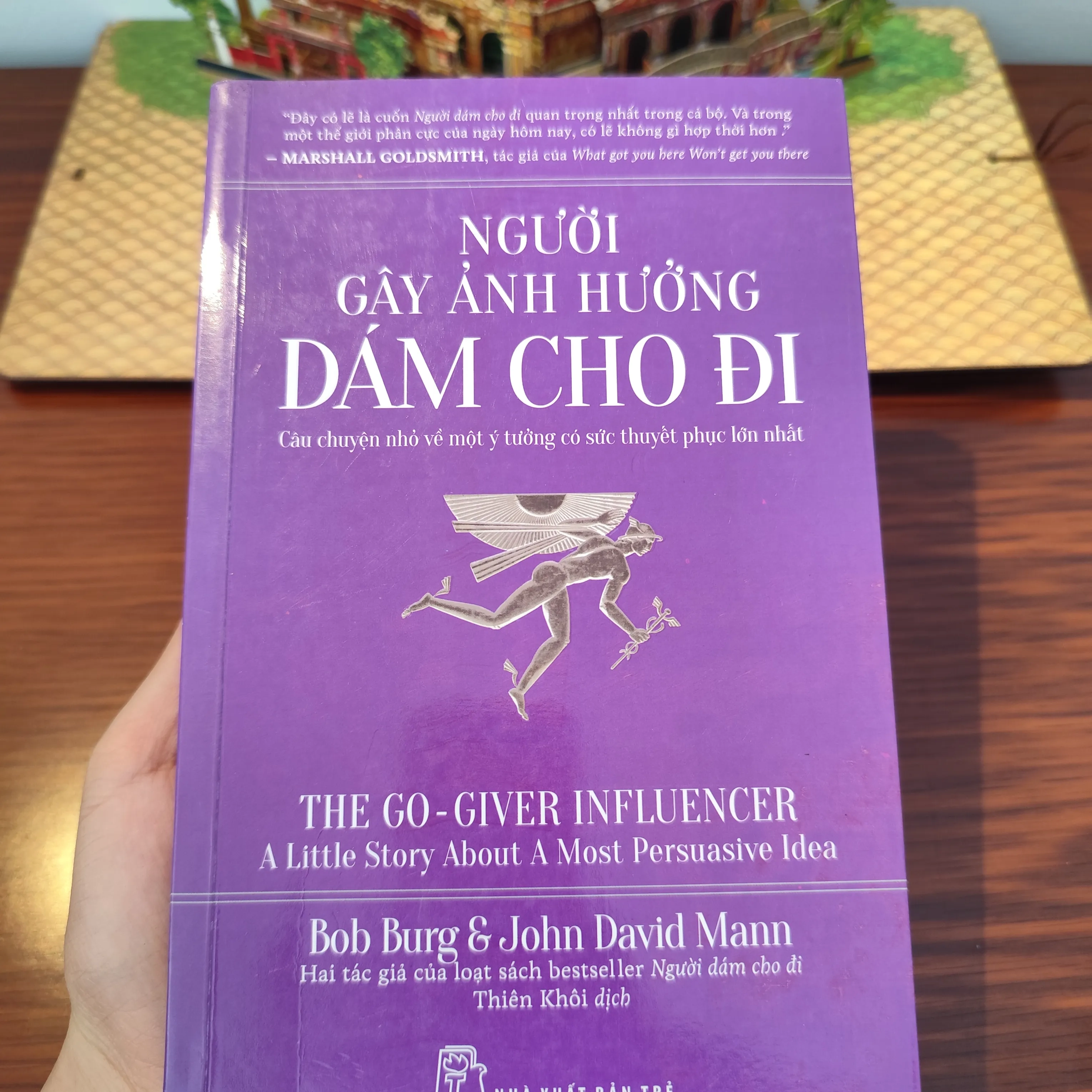 Người gây ảnh hưởng dám cho đi by  - Sách Book Cover - Ngọc Hiển Books