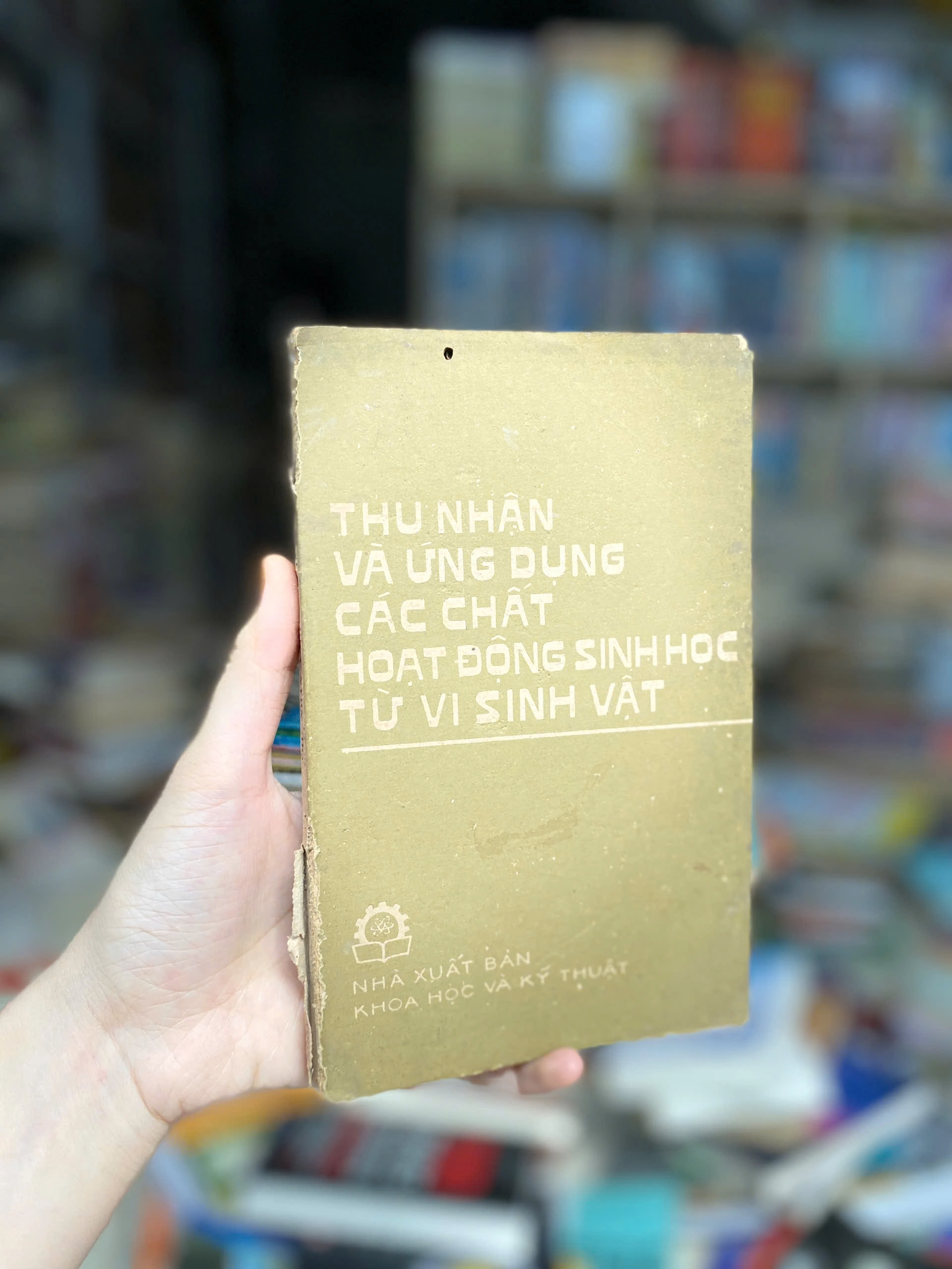 Thu Nhận Và Ứng Dụng Các Chất Hoạt Động Sinh Học Từ Vi Sinh Vật by Lê Văn Nhương; Trịnh Chí Thâm; Nguyễn Thị Ngọc Phúc - Sách Book Cover - Ngọc Hiển Books