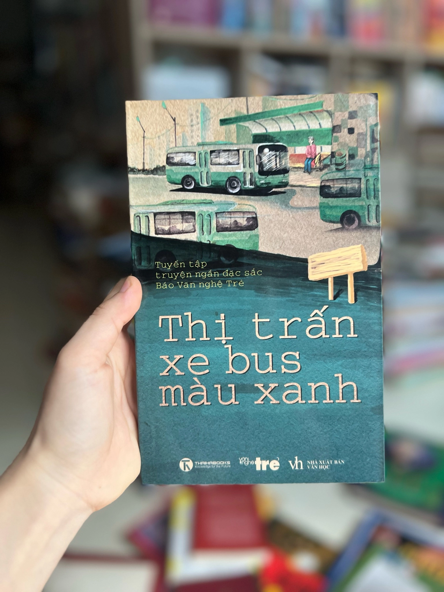 Thị trấn xư bus màu xanh by  - Sách Book Cover - Ngọc Hiển Books