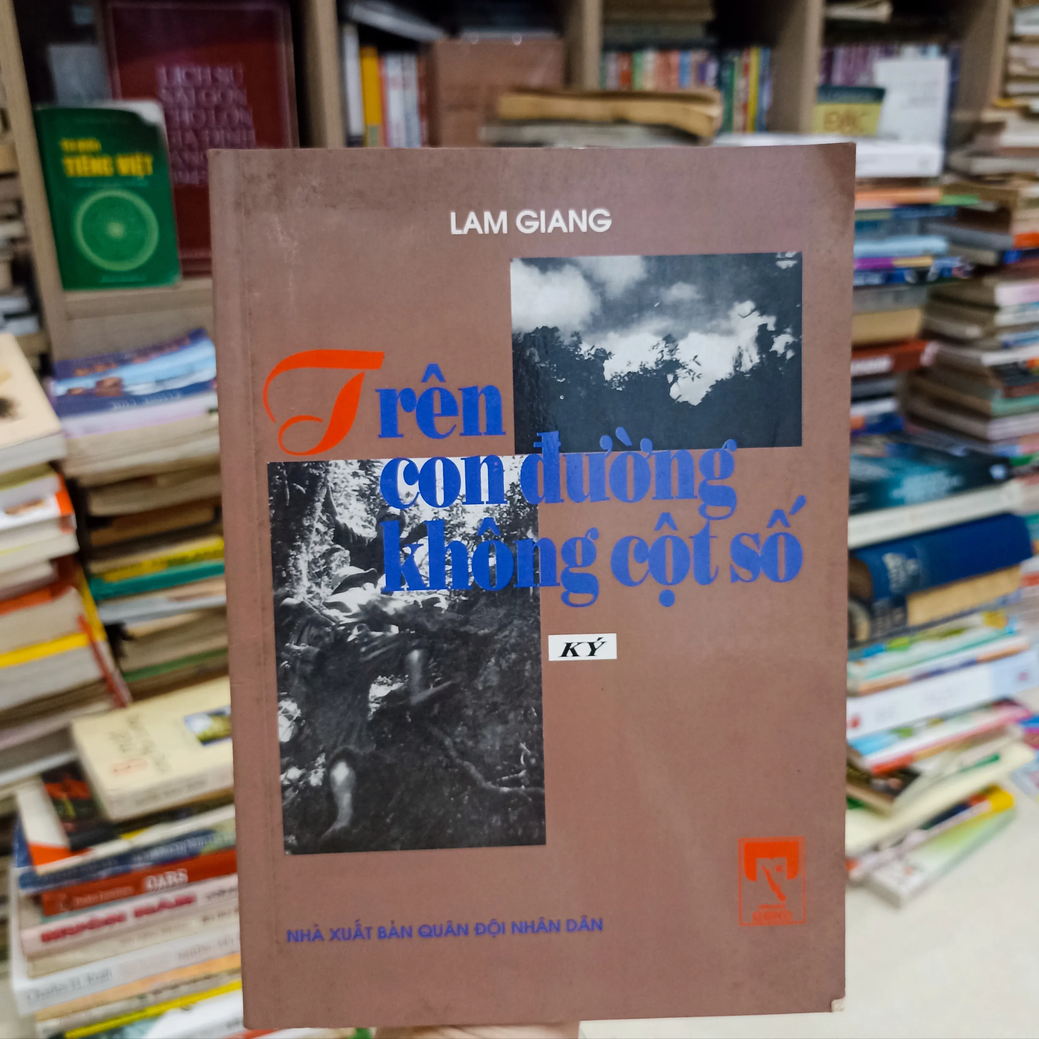 Trên con đường không cột sống - Ký 🌻 by  - Sách Book Cover - Ngọc Hiển Books