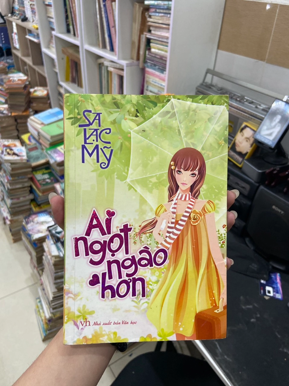Ai Ngọt Ngào Hơn by  - Sách Book Cover - Ngọc Hiển Books