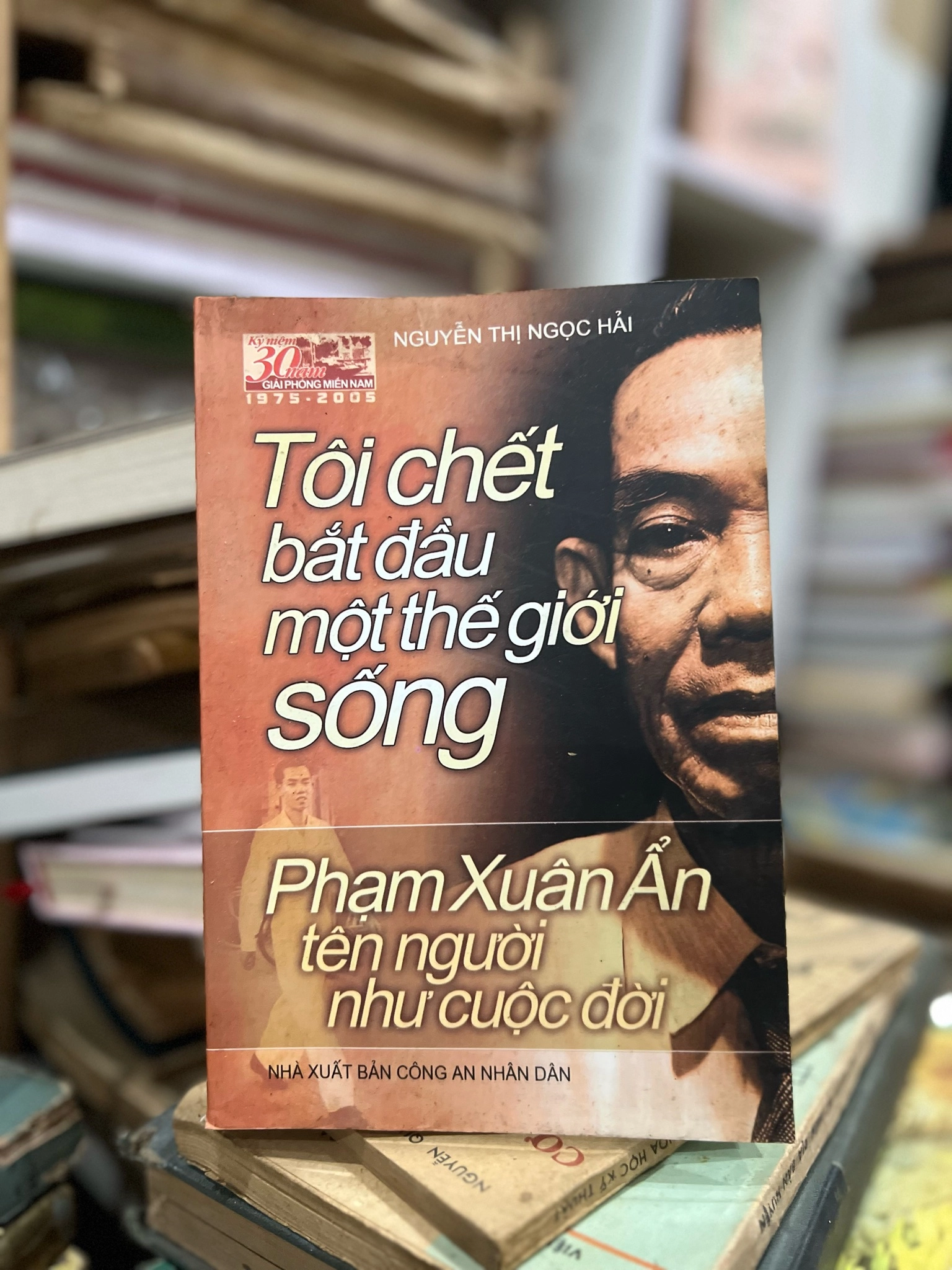 Tôi chết bắt đầu một thế giới sống - Phạm Xuân Ẩn tên người như cuộc đời by  - Sách Book Cover - Ngọc Hiển Books