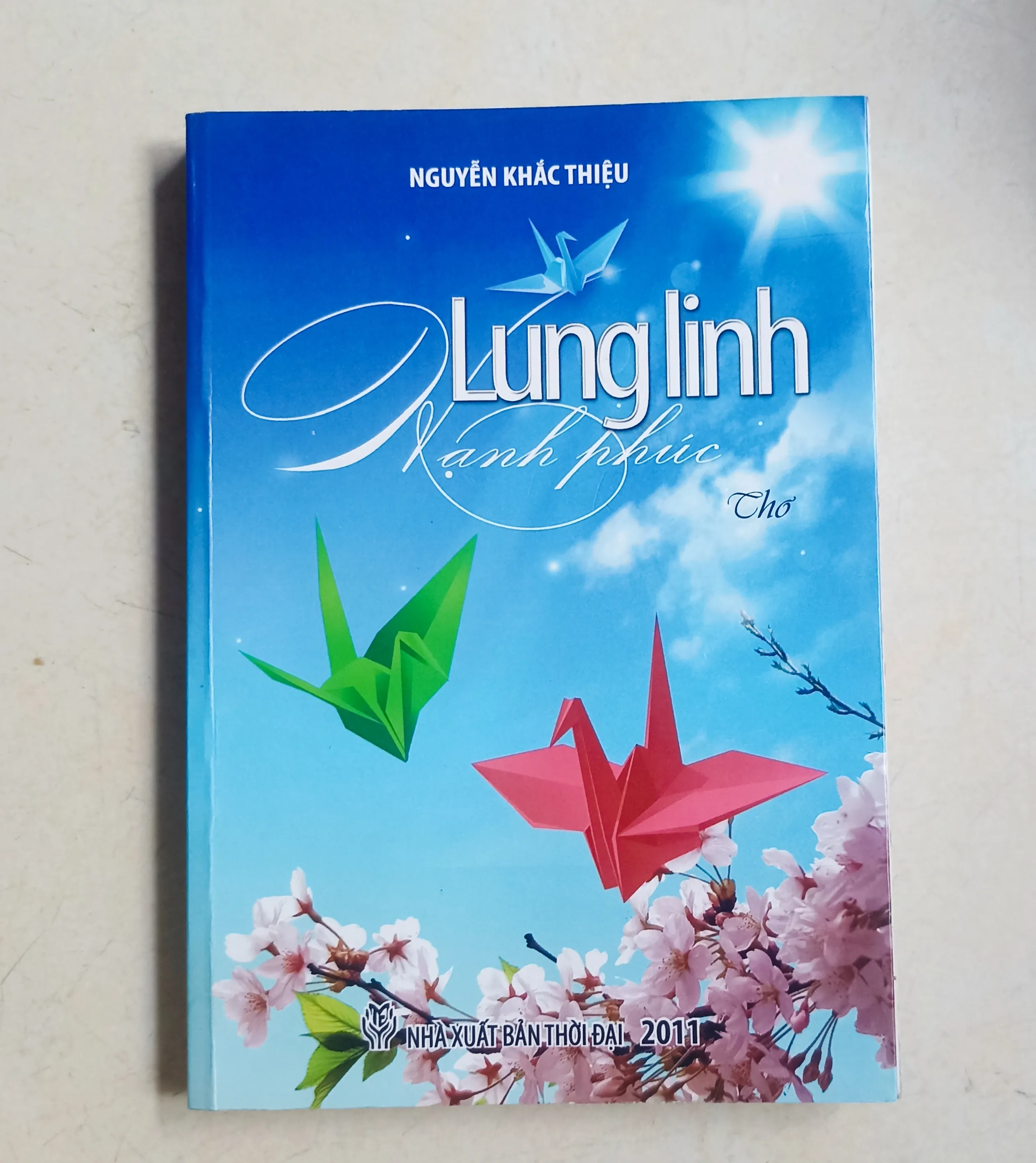 Lung linh hạnh phúc 🌻 by  - Sách Book Cover - Ngọc Hiển Books