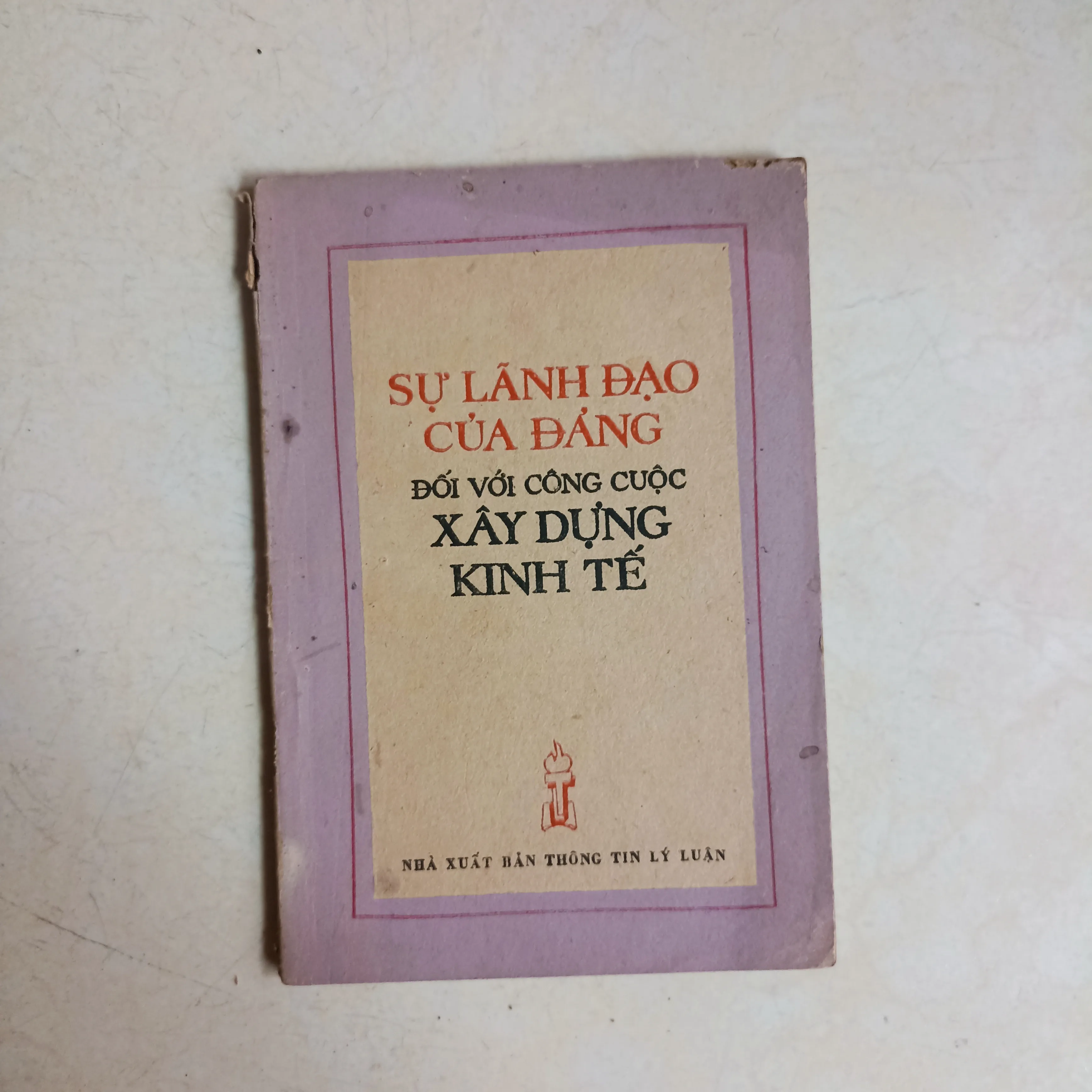 Sự lãnh đạo của Đảng đối với công cuộc xây dựng kinh tế 🌻 by  - Sách Book Cover - Ngọc Hiển Books