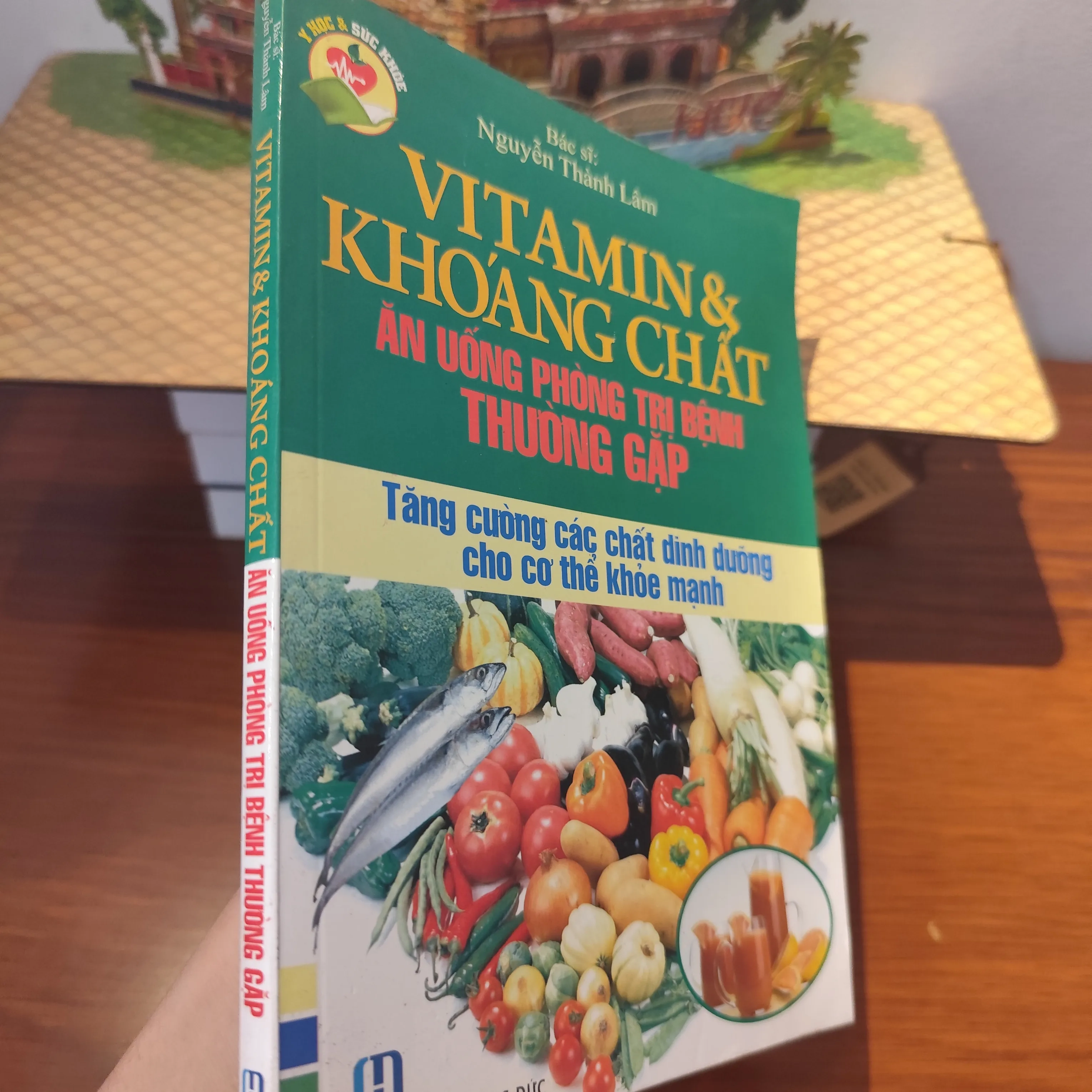 Vitamin & khoáng chất ăn uống phòng trị bệnh thường gặp by  - Sách Book Cover - Ngọc Hiển Books