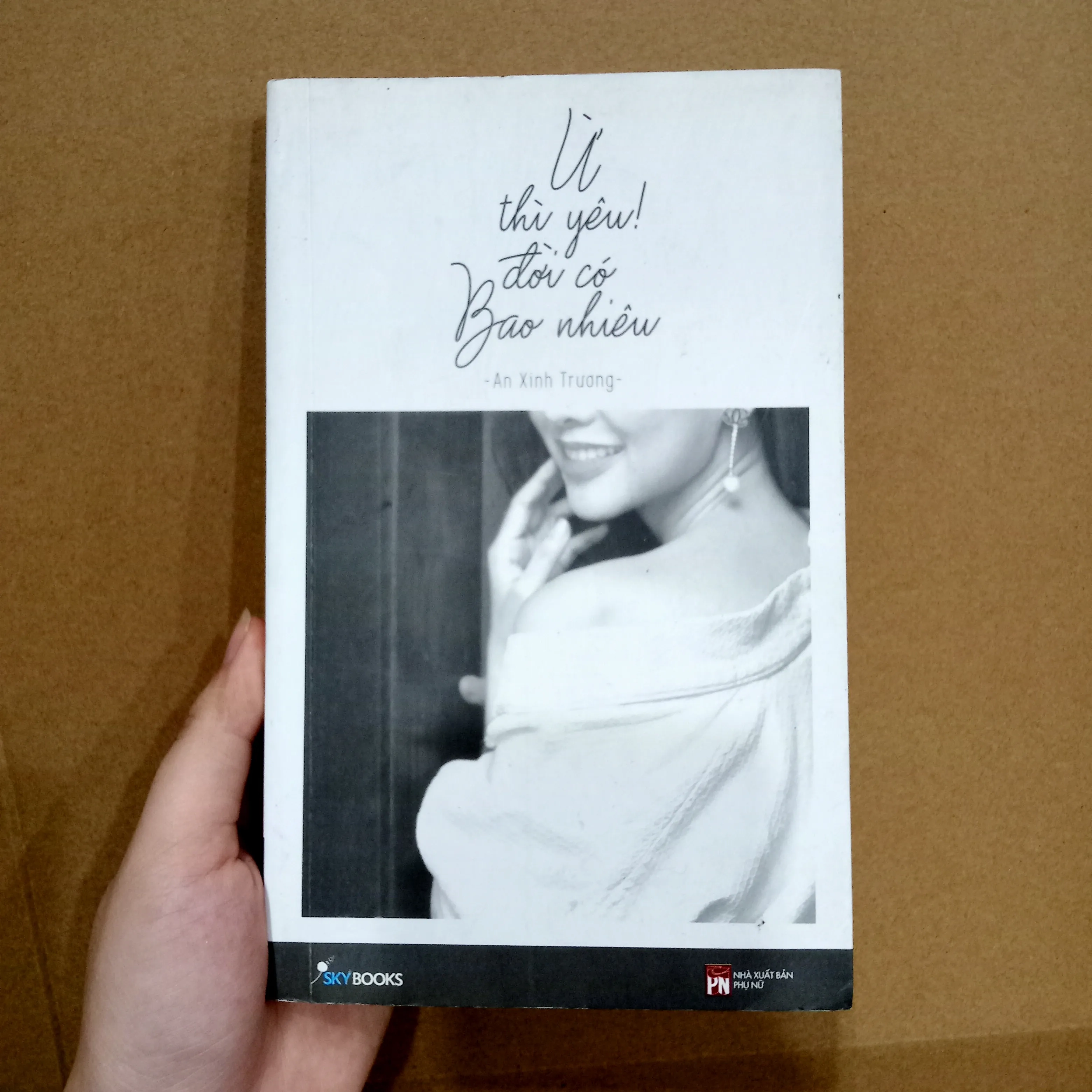 Ừ thì yêu đời có bao nhiêu 📚 by  - Sách Book Cover - Ngọc Hiển Books