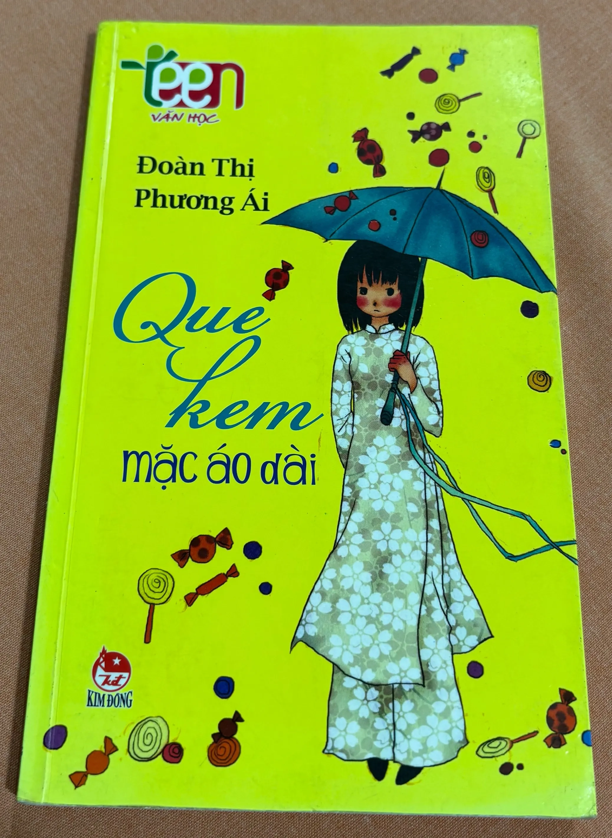 Que kem mặc áo dài 🌊 by  - Sách Book Cover - Ngọc Hiển Books