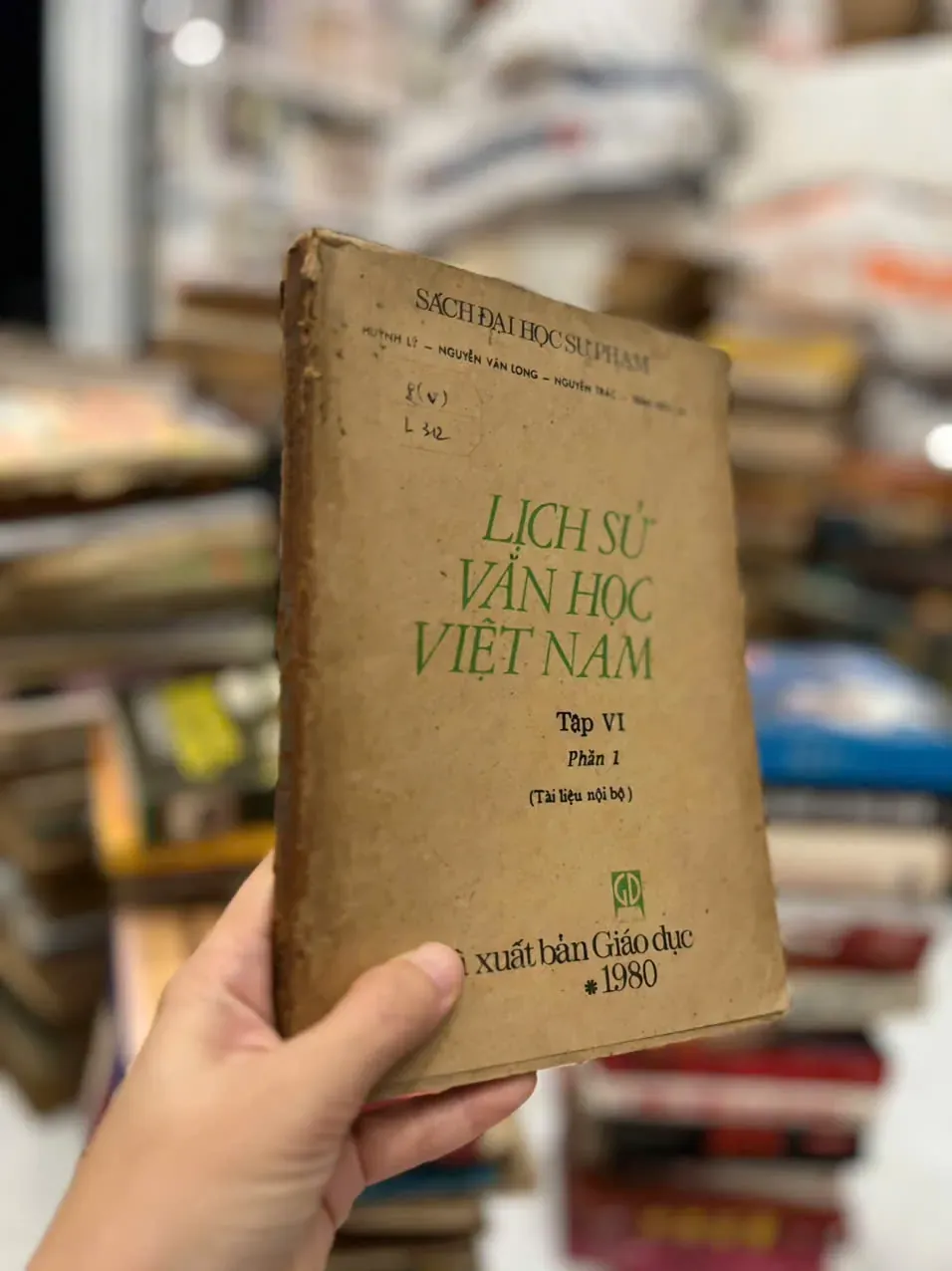 LỊCH SỬ VĂN HỌC VIỆT NAM ⭐1980 by  - Sách Book Cover - Ngọc Hiển Books
