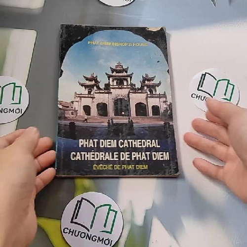 [MIỄN PHÍ BỌC SÁCH] [XƯA] Song ngữ Évêché de Phat Diem (Phat Diem Bishop's House) (1995)