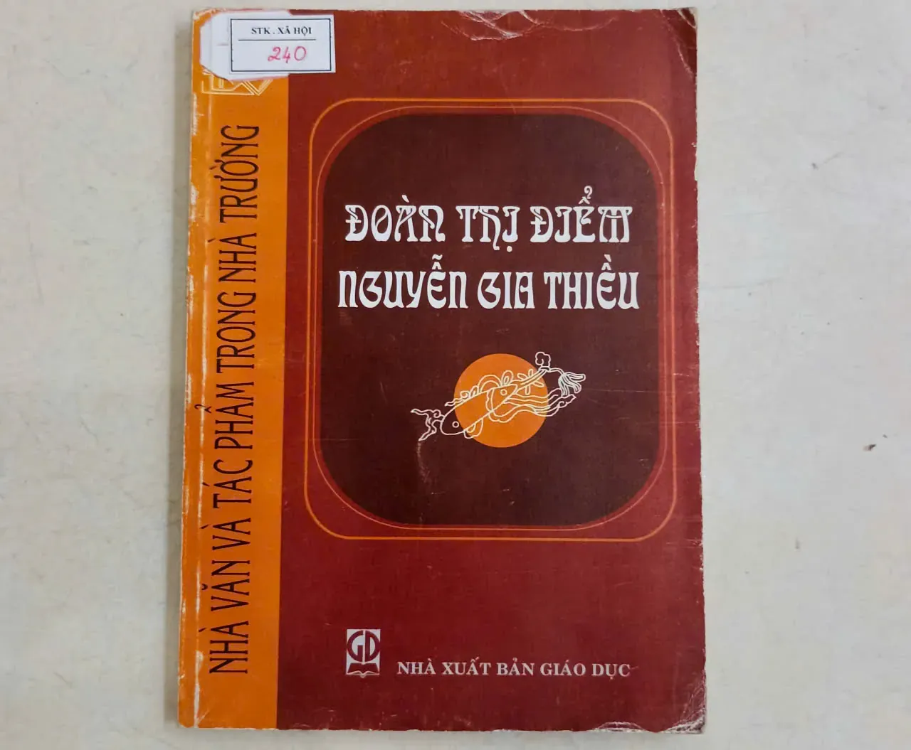 Nhà văn và tác phẩm trong nhà trường: Đoàn Thị Điểm, Nguyễn Gia Thiều🌻 by  - Sách Book Cover - Ngọc Hiển Books