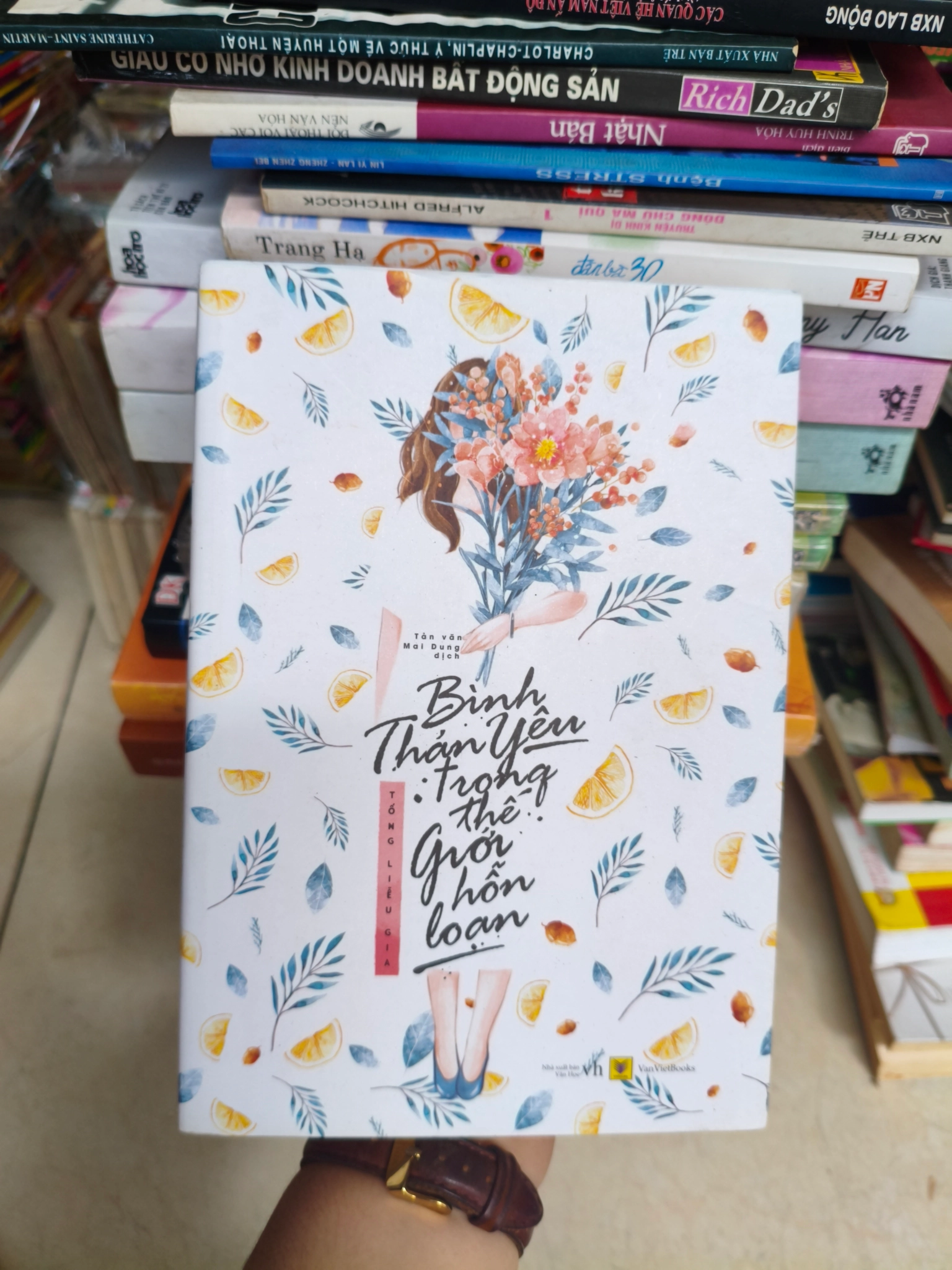 Bình thản yêu trong thế giới hỗn loạn 🌱 by  - Sách Book Cover - Ngọc Hiển Books