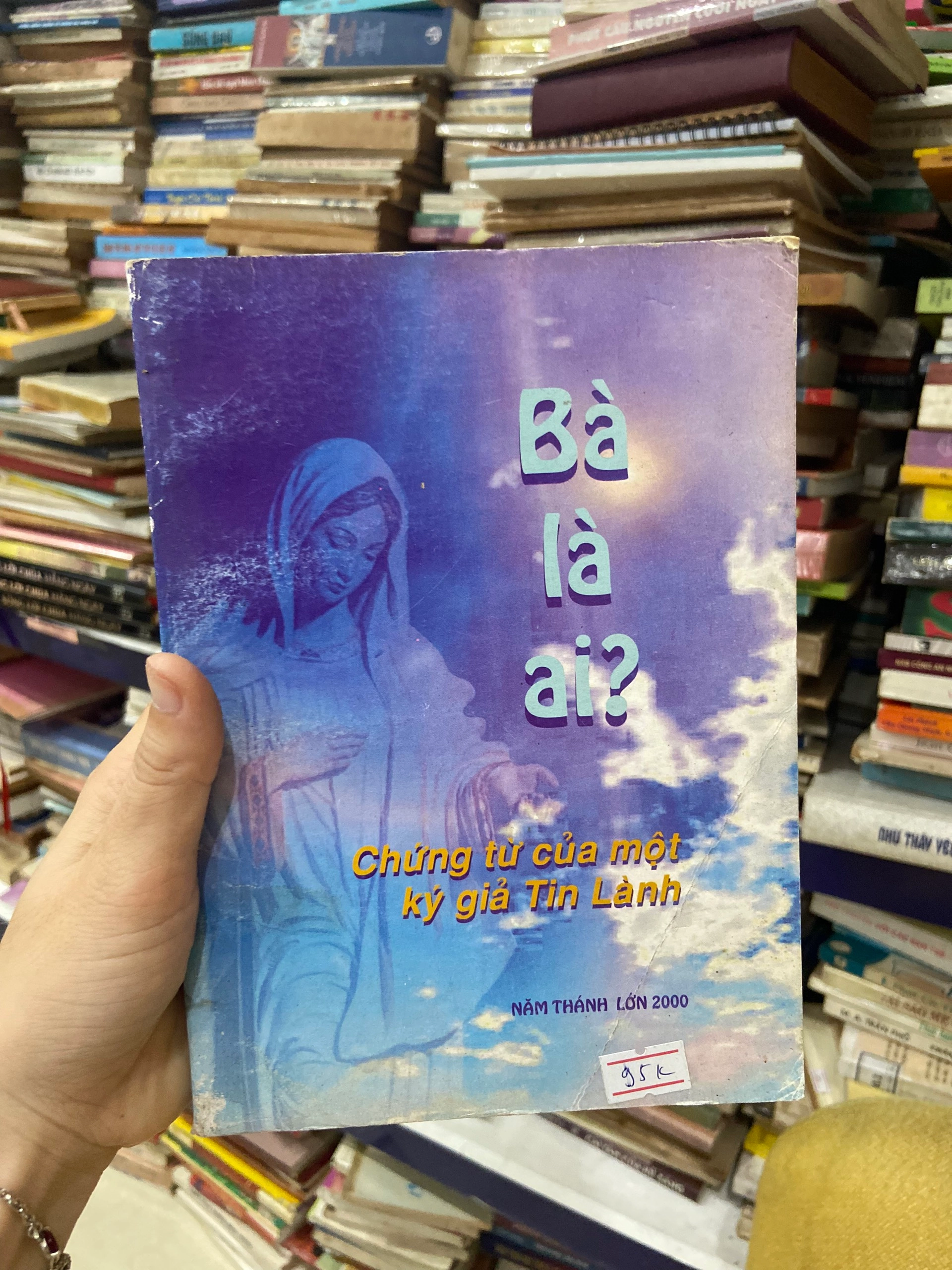 Bà là ai ? by Ký giả Tin Lành (không xác định tên đầy đủ) - Sách Book Cover - Ngọc Hiển Books
