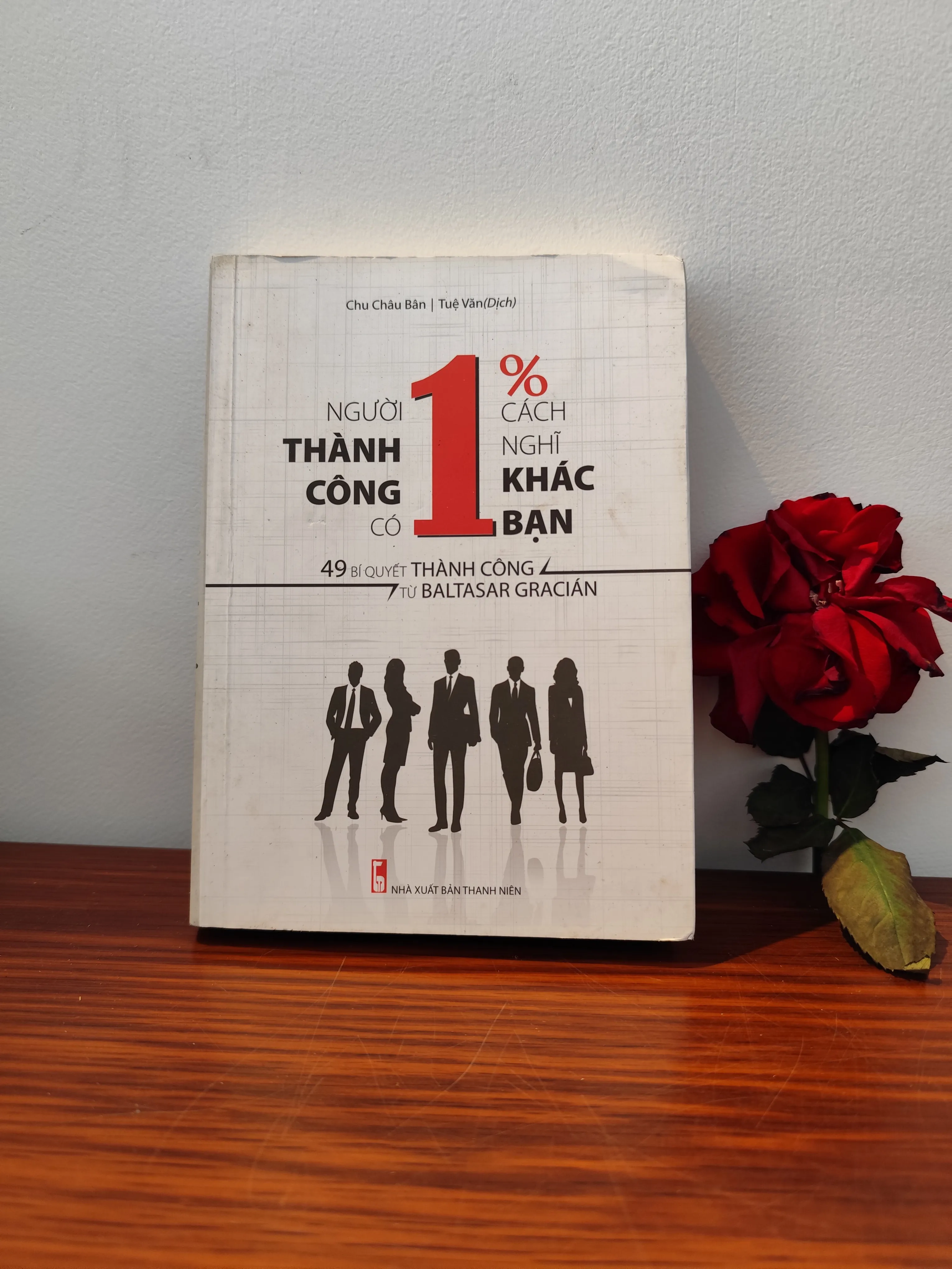 Người thành công có 1% cách nghĩ khác bạn by  - Sách Book Cover - Ngọc Hiển Books