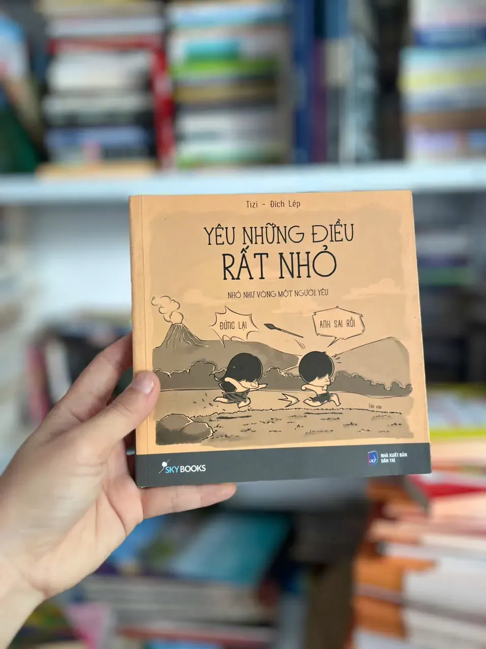 Yêu những điều rất nhỏ mới by  - Sách Book Cover - Ngọc Hiển Books