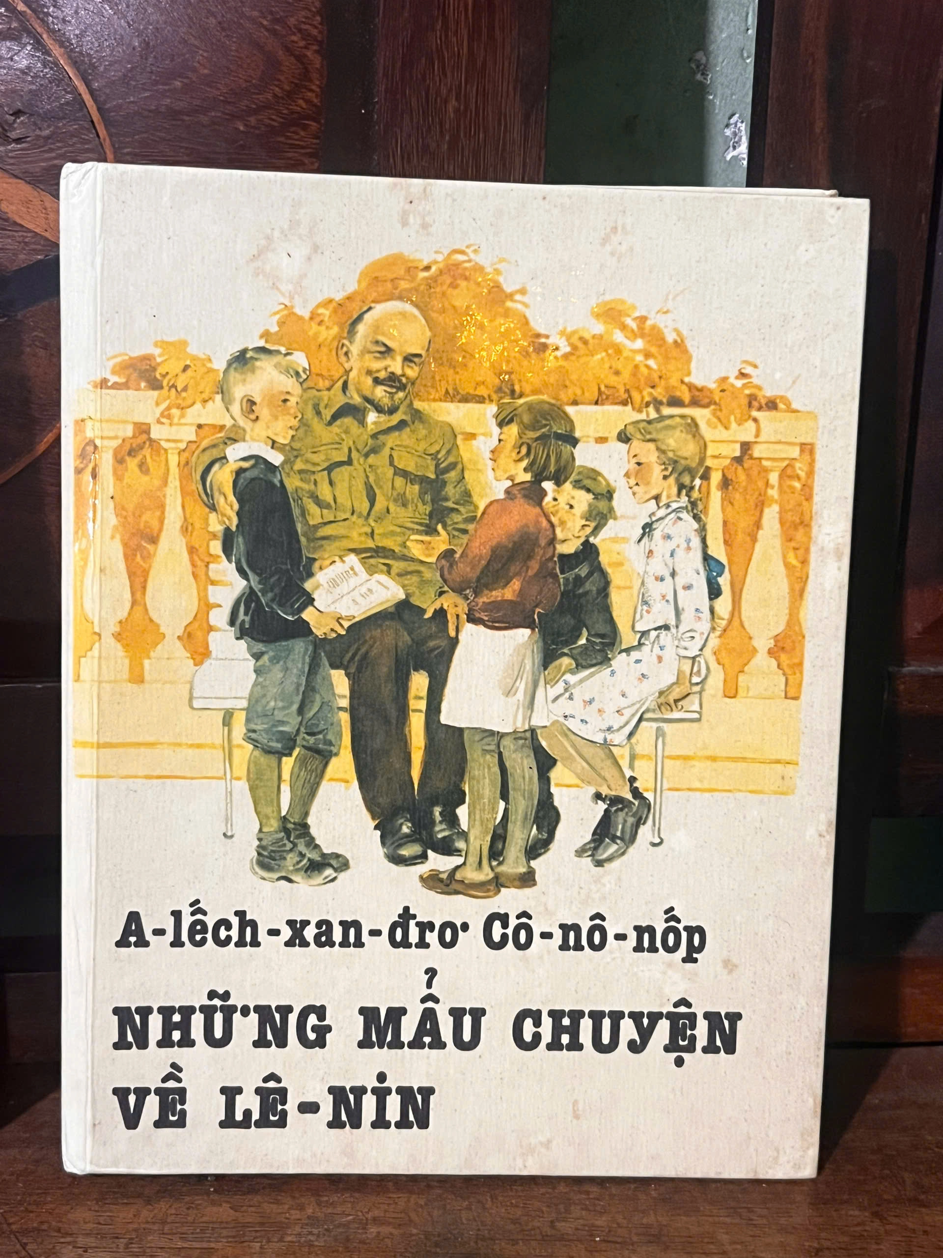 Những Mẫu Chuyện Về Lê Nin by  - Sách Book Cover - Ngọc Hiển Books
