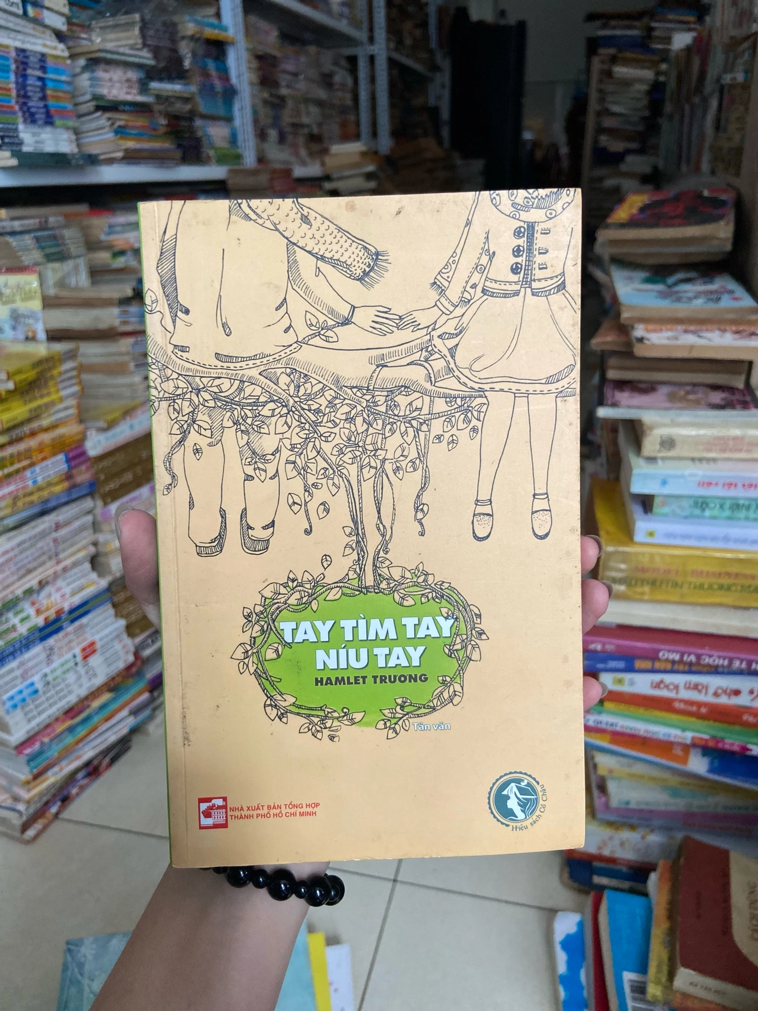 Tay tìm tay níu tay ⚖️ by  - Sách Book Cover - Ngọc Hiển Books