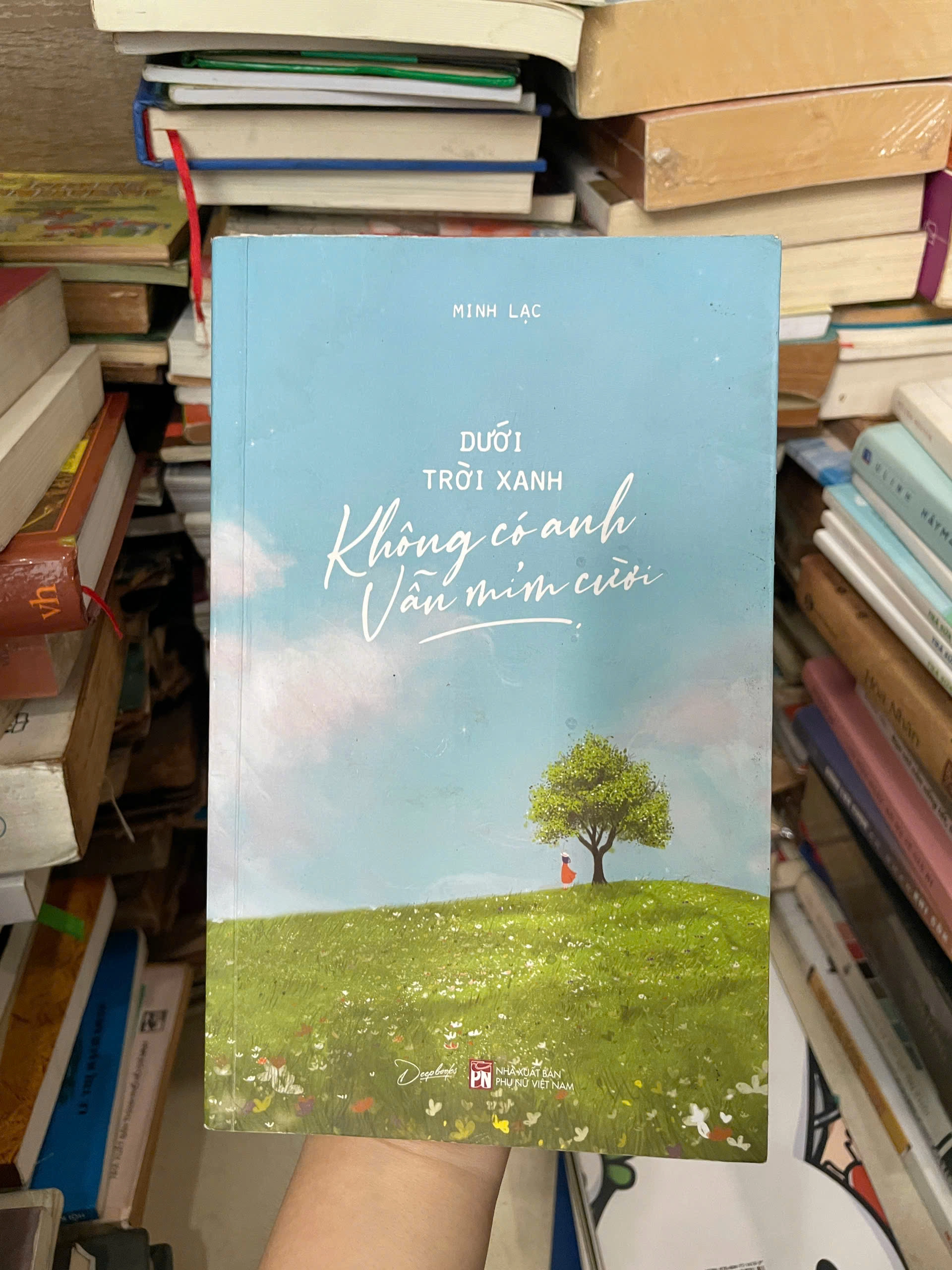 Dưới Trời Xanh Không Có Anh Vẫn Mỉm Cười by Minh Lạc - Sách Book Cover - Ngọc Hiển Books