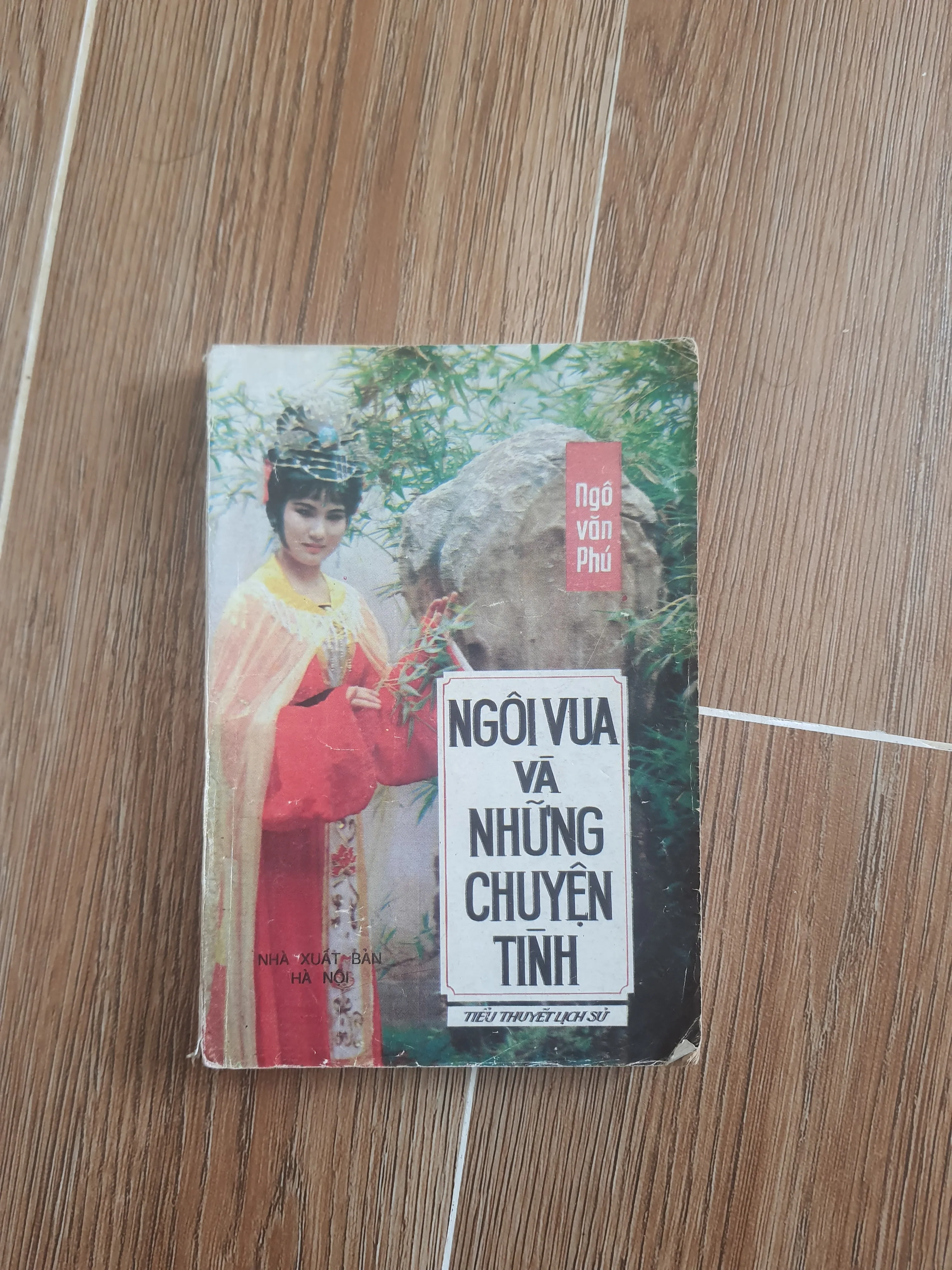 Tiểu thuyết lịch sử Ngôi Vua và Những Chuyện Tình - Ngô Văn Phú 👣 by  - Sách Book Cover - Ngọc Hiển Books