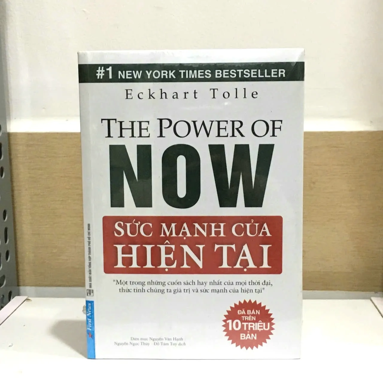 Sức mạnh của hiện tại by  - Sách Book Cover - Ngọc Hiển Books