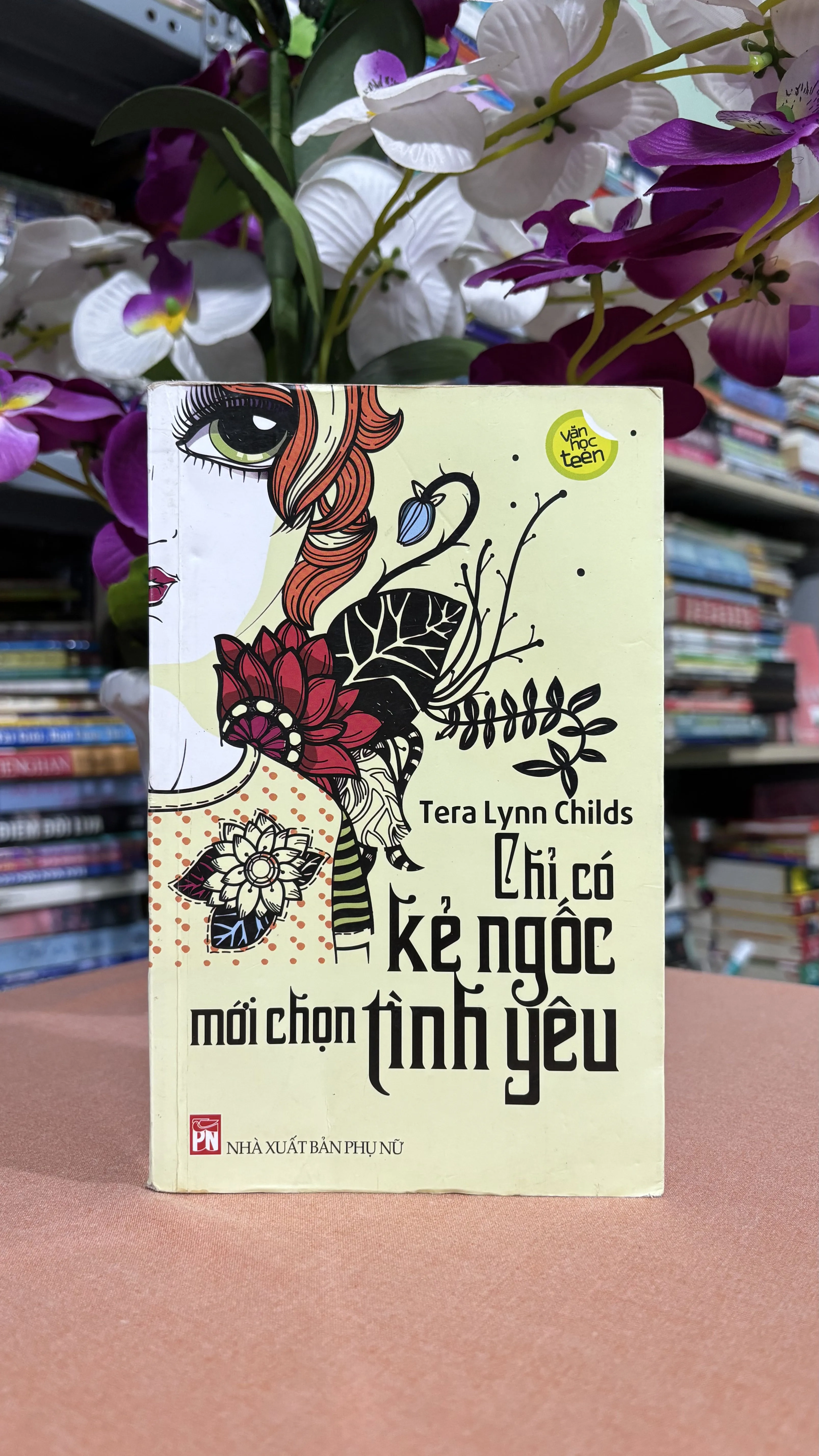 Chỉ có kẻ ngốc mới chọn tình yêu 🌊 by  - Sách Book Cover - Ngọc Hiển Books