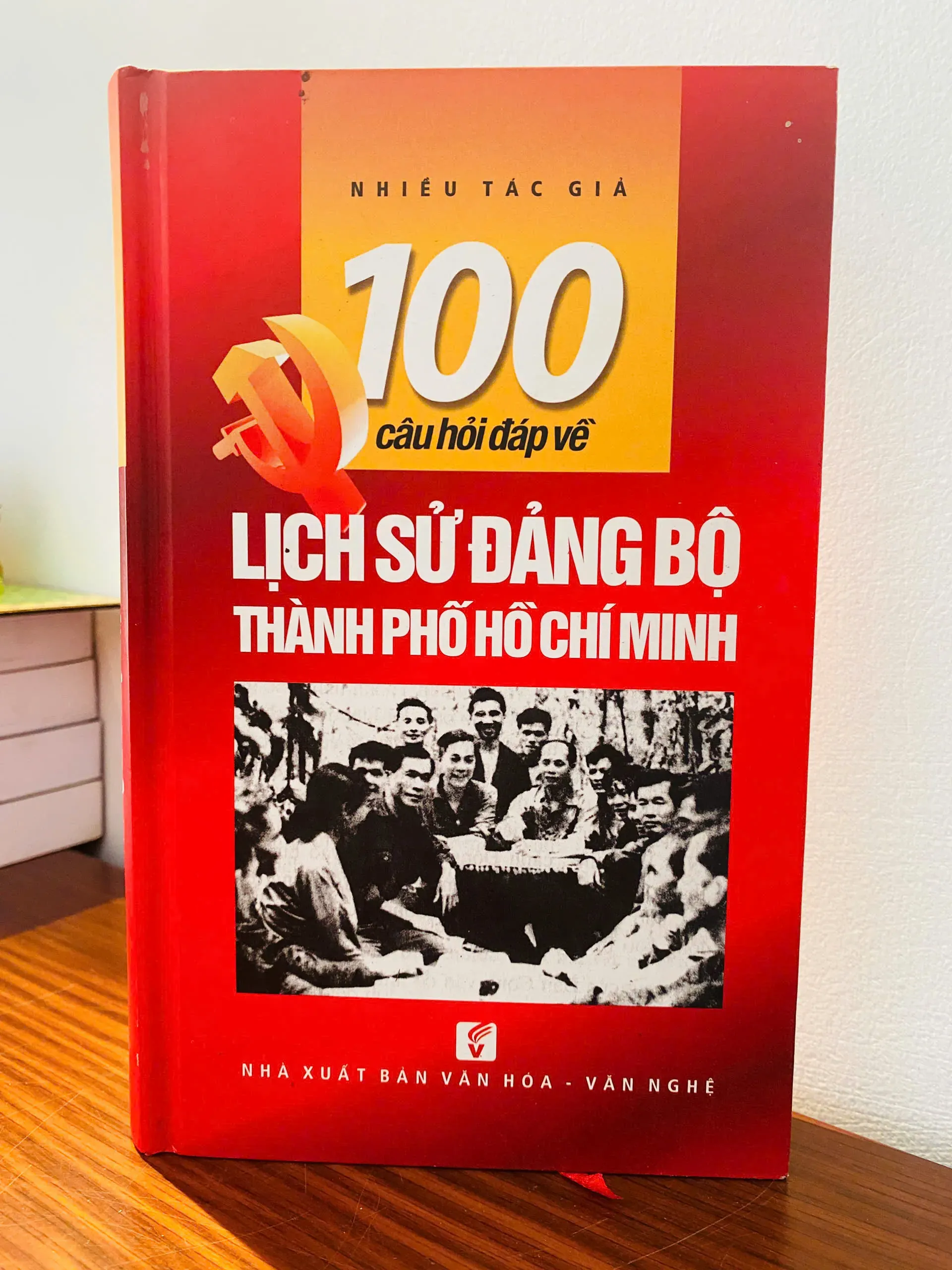 100 Câu Hỏi Về Lịch Sử Đảng Bộ TP HCM by  - Sách Book Cover - Ngọc Hiển Books