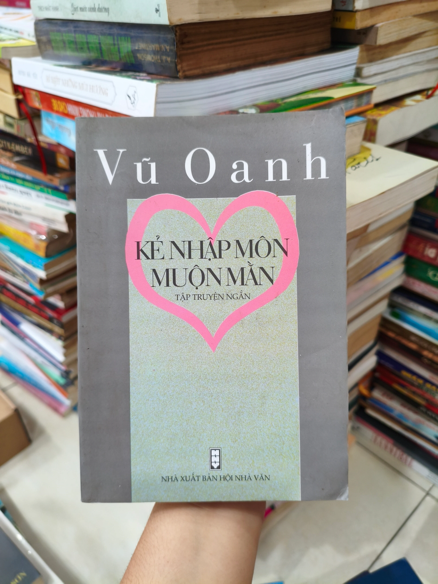 Kẻ nhập môn muộn màng 🌱 by  - Sách Book Cover - Ngọc Hiển Books