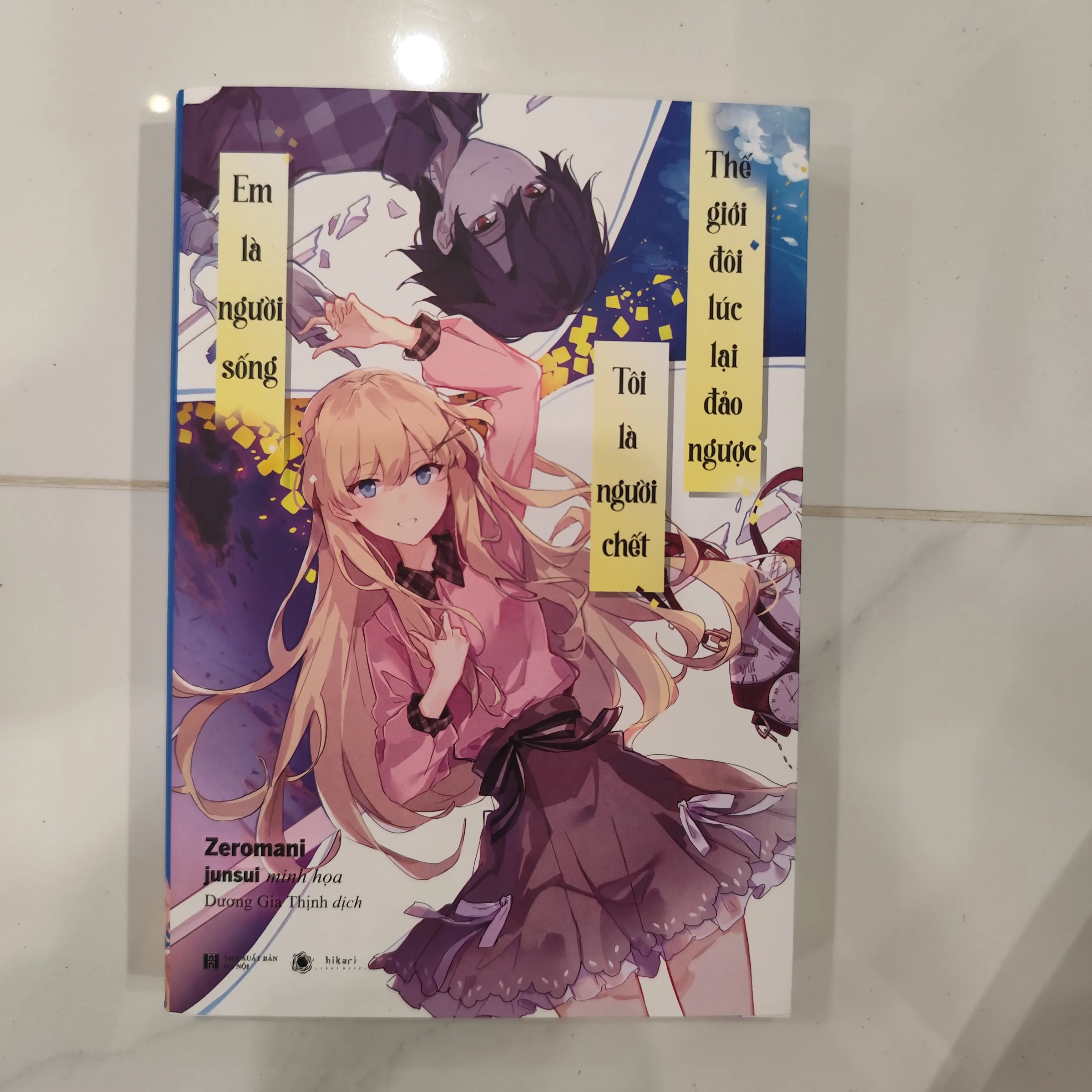 Em là người sống Tôi là người chết Thế giới đôi lúc lại đảo ngược by  - Sách Book Cover - Ngọc Hiển Books