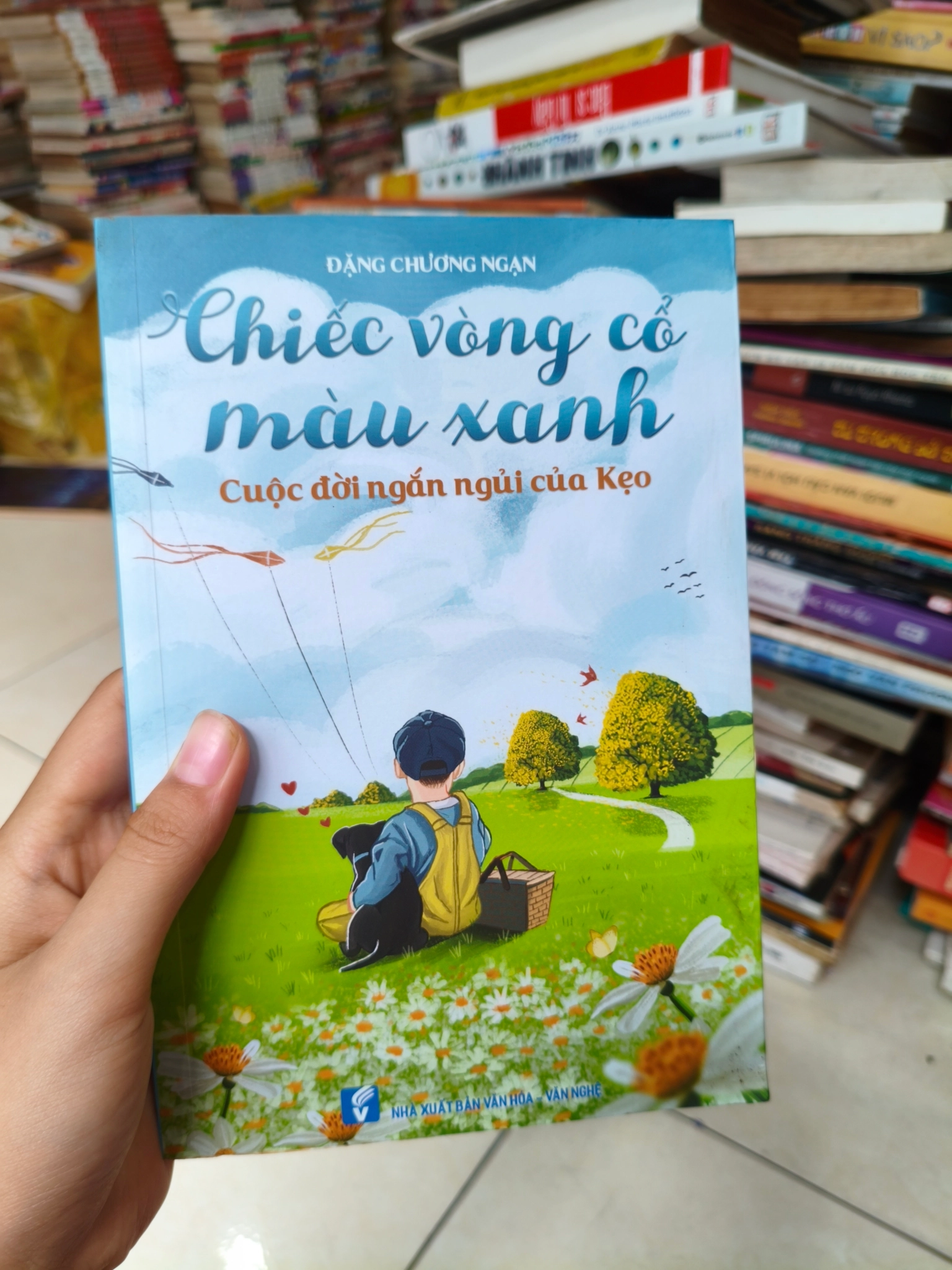 Chiếc vòng cổ màu xanh lá 🌱 by  - Sách Book Cover - Ngọc Hiển Books