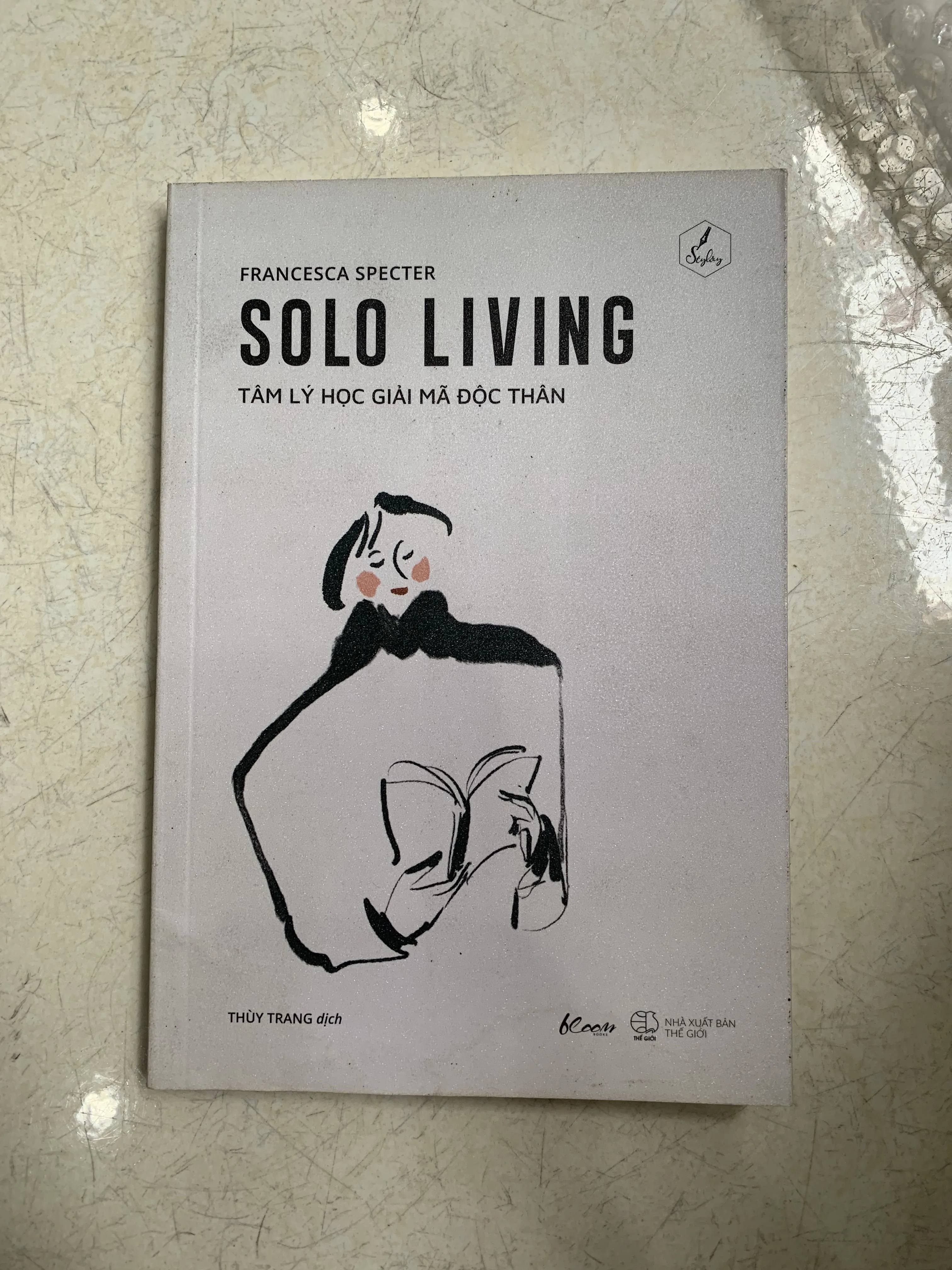 Solo living - Tâm lý học giải mã độc thân 🐟 by  - Sách Book Cover - Ngọc Hiển Books