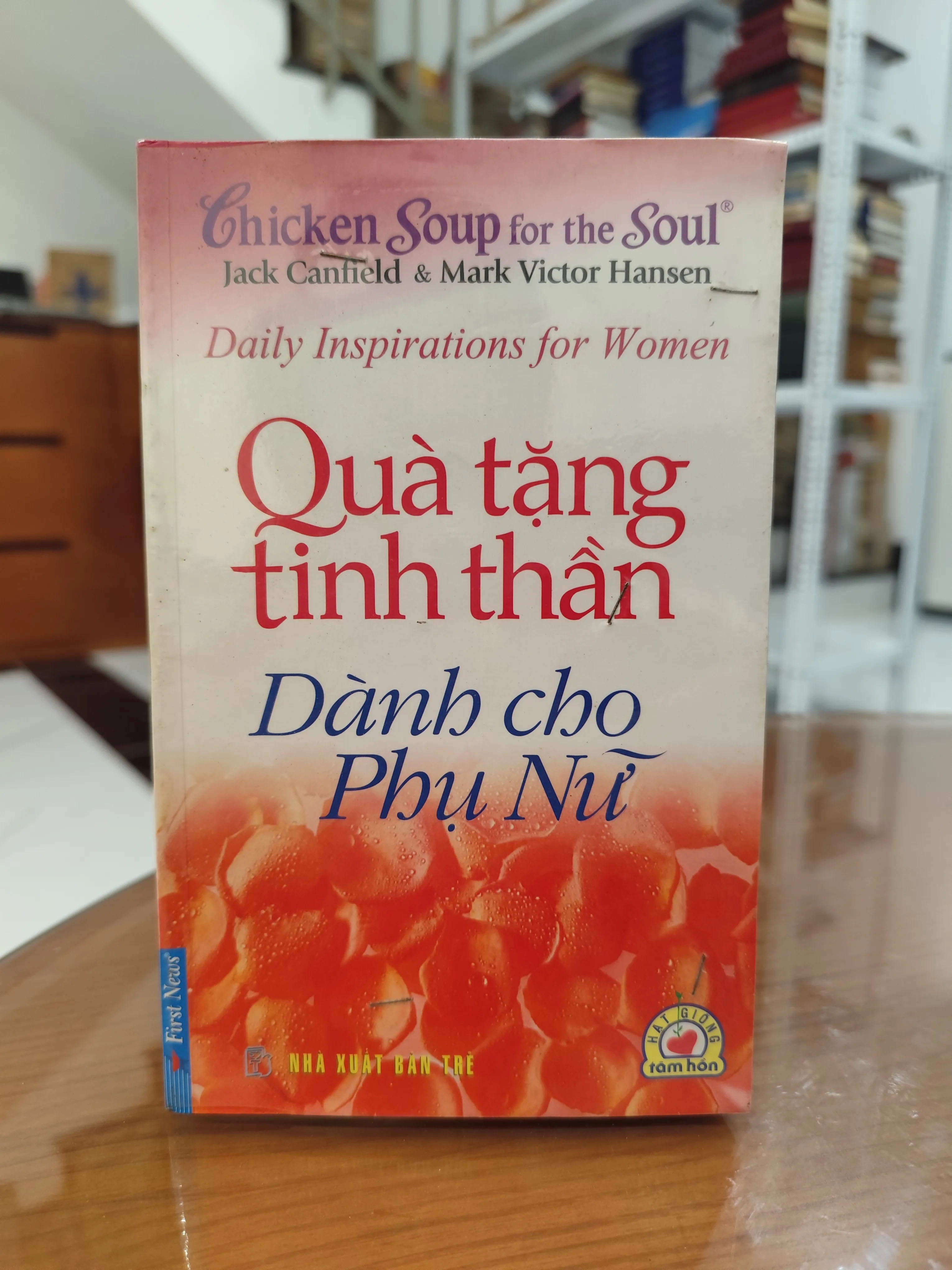Quà tặng tinh thần dành cho phụ nữ by  - Sách Book Cover - Ngọc Hiển Books