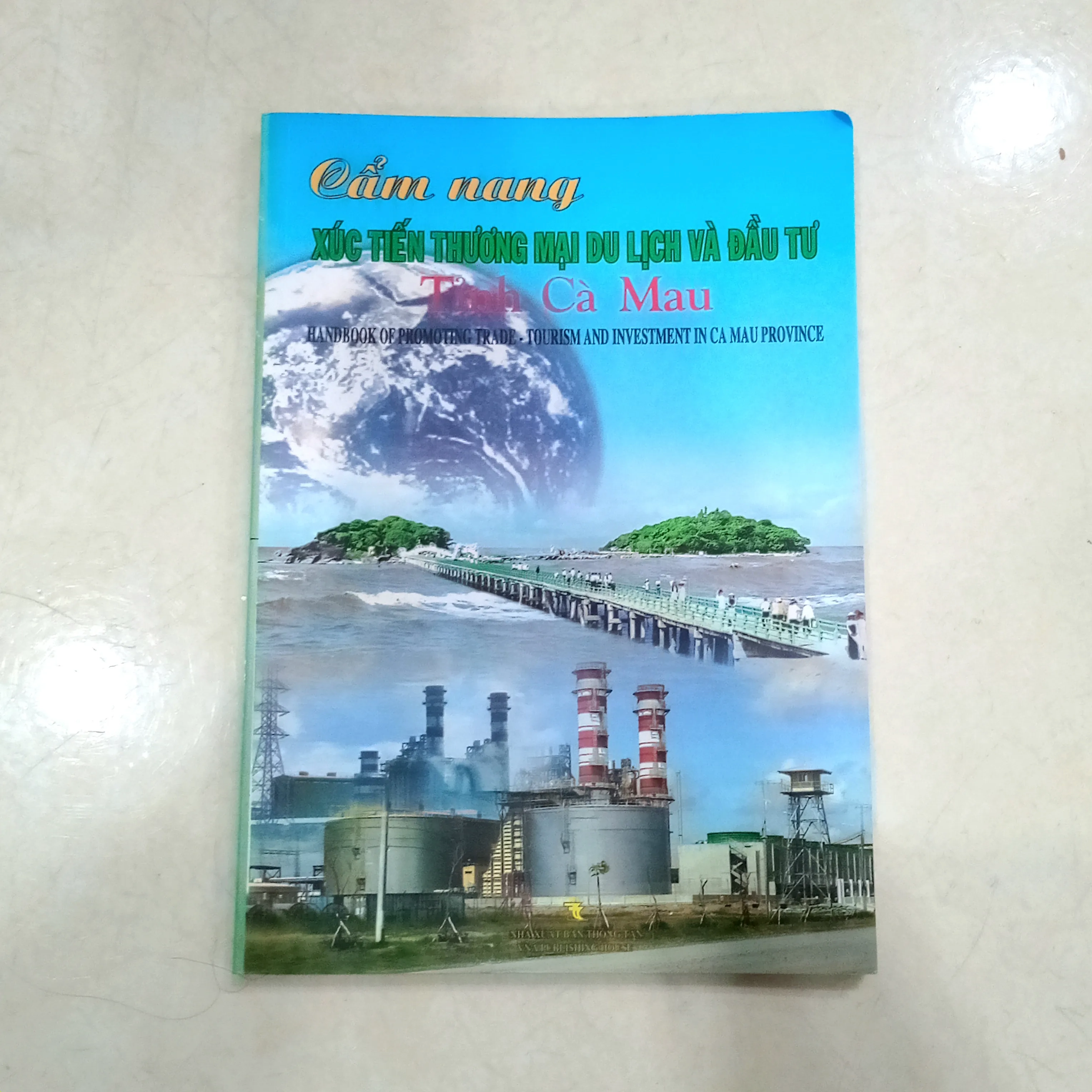 Cẩm nang xúc tiến thương mại du lịch và đầu tư tỉnh cà mau by  - Sách Book Cover - Ngọc Hiển Books