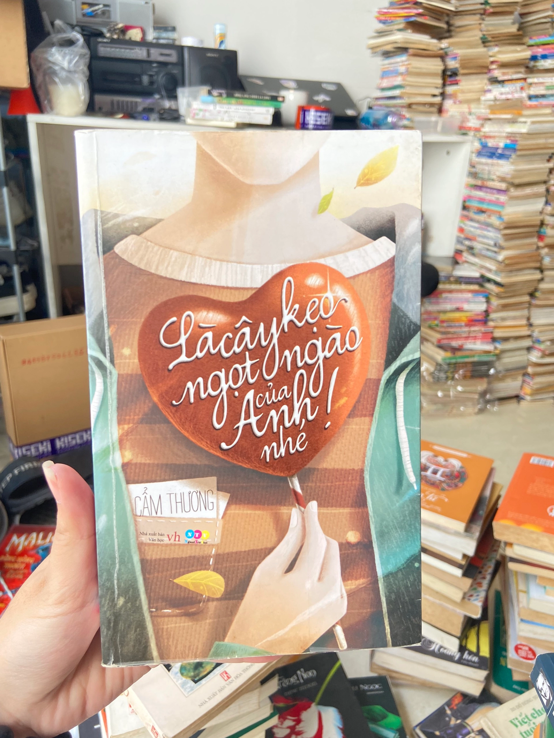 Là Cây Kẹo Ngọt Ngào Của Anh Nhé by Cẩm Thương - Sách Book Cover - Ngọc Hiển Books