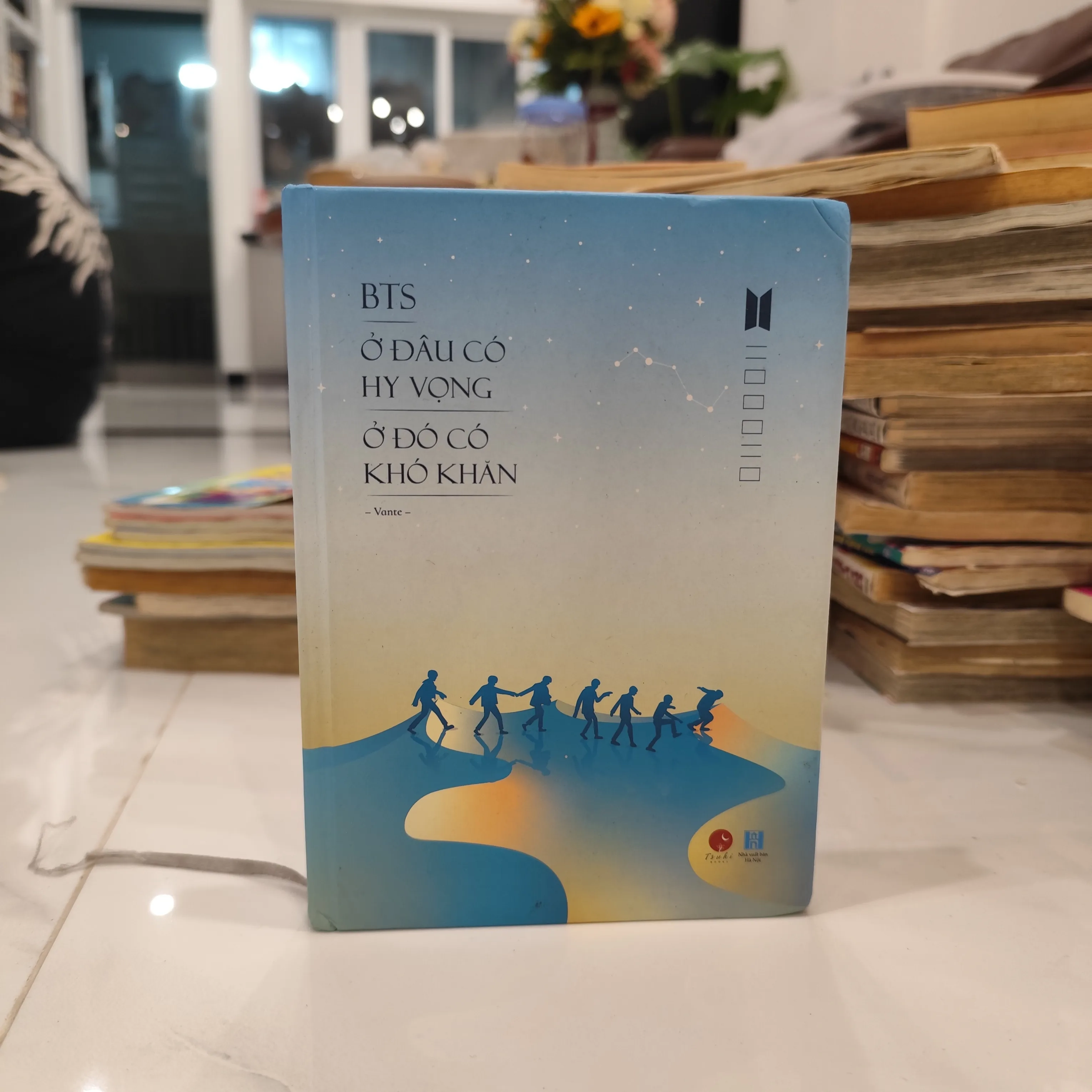 Ở đâu có hy vọng ở đó có khó khăn by  - Sách Book Cover - Ngọc Hiển Books