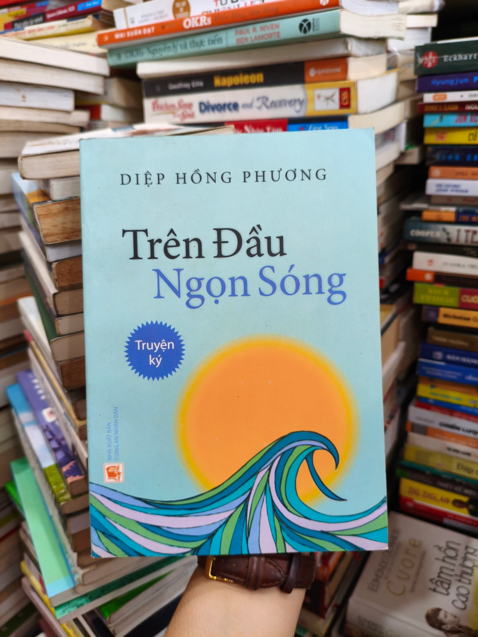 Trên đầu ngọn sóng 🌱 by  - Sách Book Cover - Ngọc Hiển Books