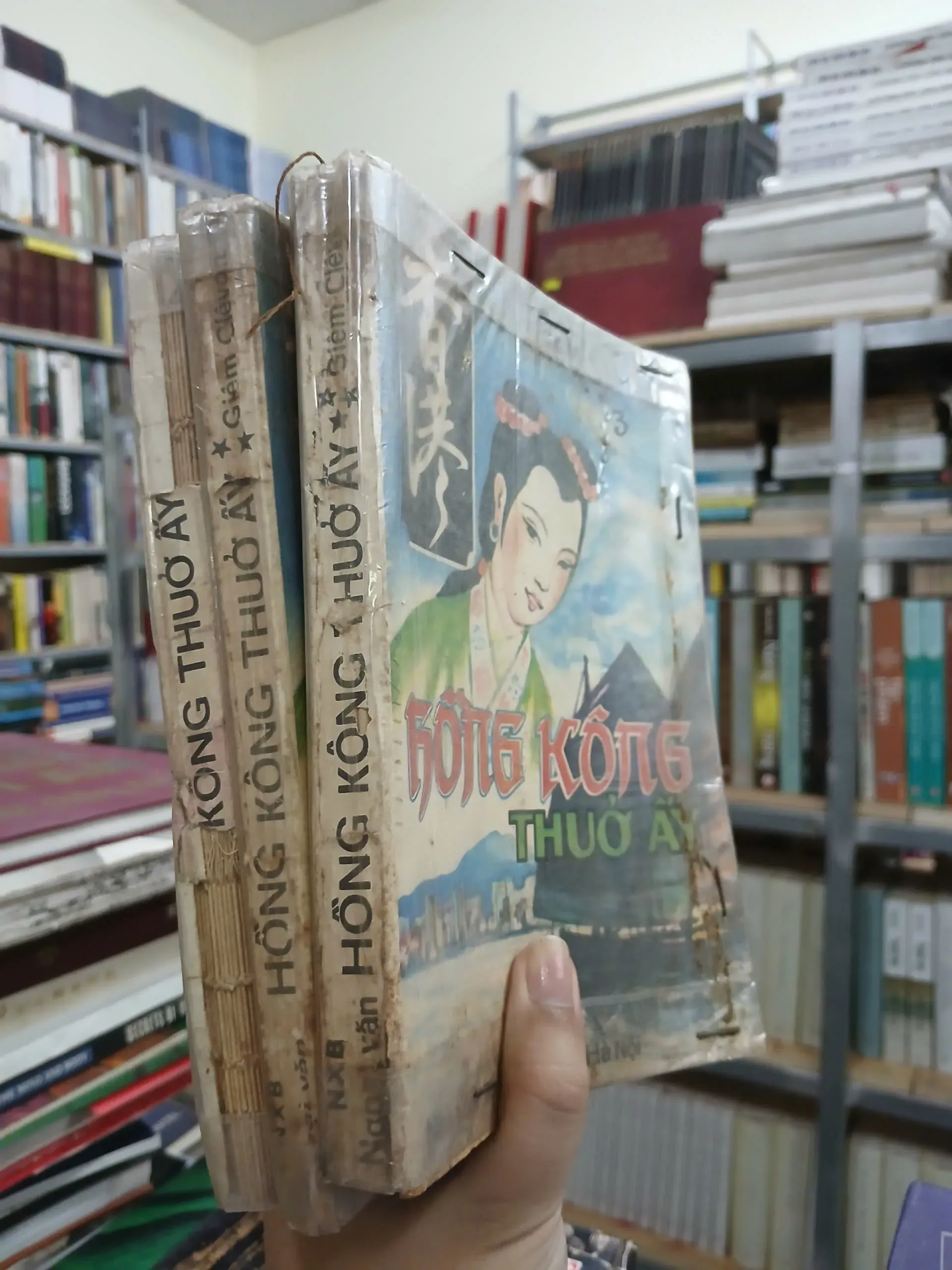 HỒNG KÔNG THUỞ ẤY (TRỌN BỘ 3 TẬP) - GIÊM CLÊVƠN 597703