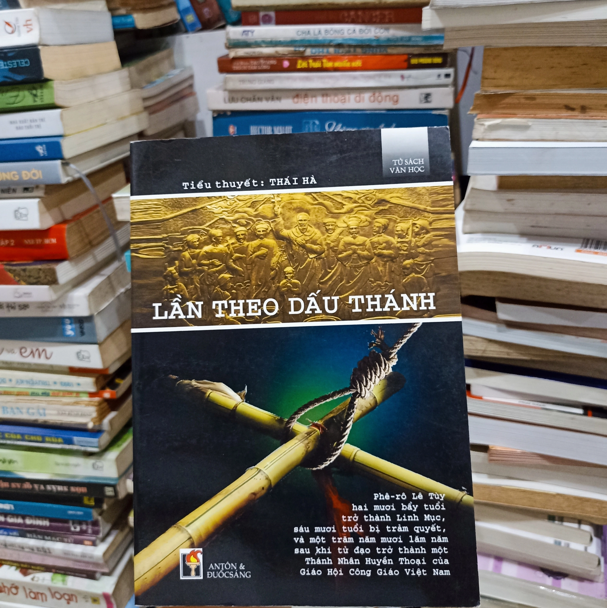 Lần theo dấu thánh 🌻 by  - Sách Book Cover - Ngọc Hiển Books