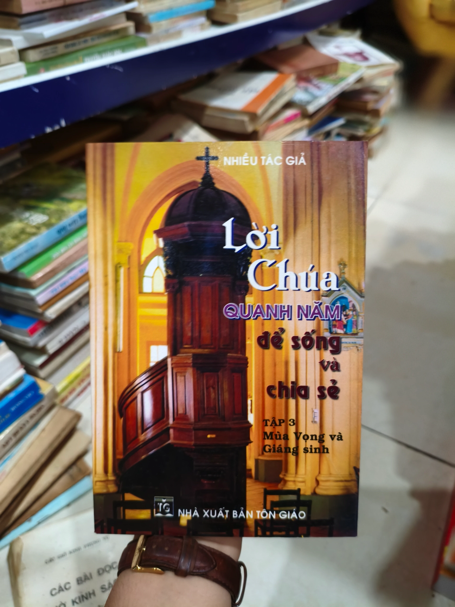 Lời chúa quanh năm để sống và chia sẻ 🌱 by  - Sách Book Cover - Ngọc Hiển Books
