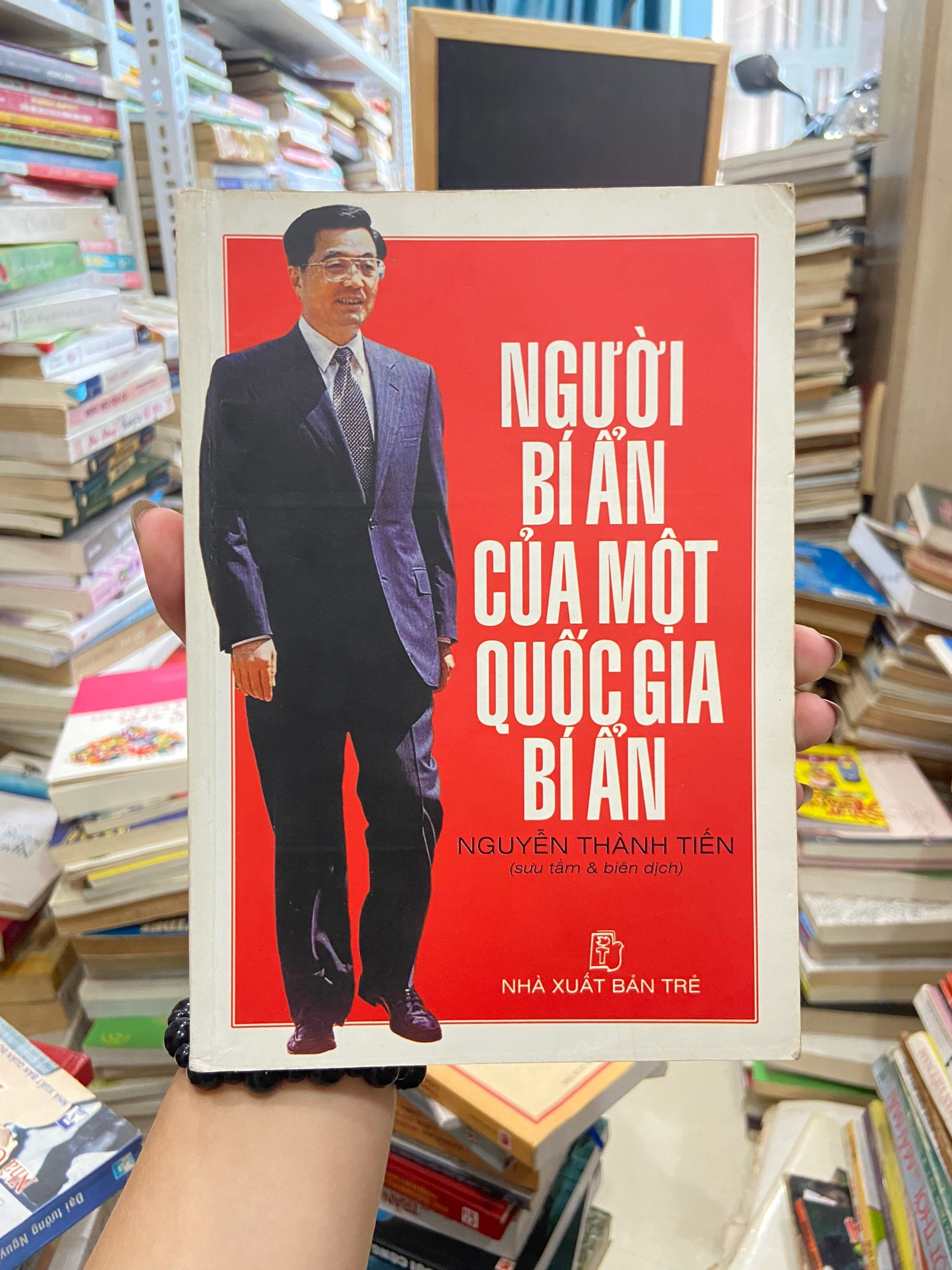 Người Bí Ẩn Của Một Quốc Gia Bí Ẩn by Nguyễn Thành Tiến - Sách Book Cover - Ngọc Hiển Books