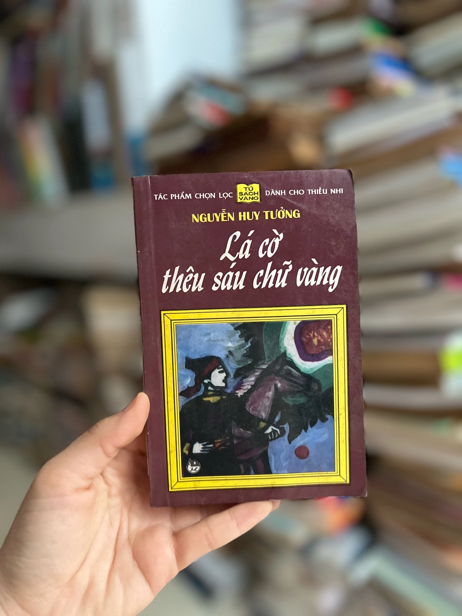Lá cờ thêu sáu chữ vàng - Nguyễn Huy Tưởng by  - Sách Book Cover - Ngọc Hiển Books