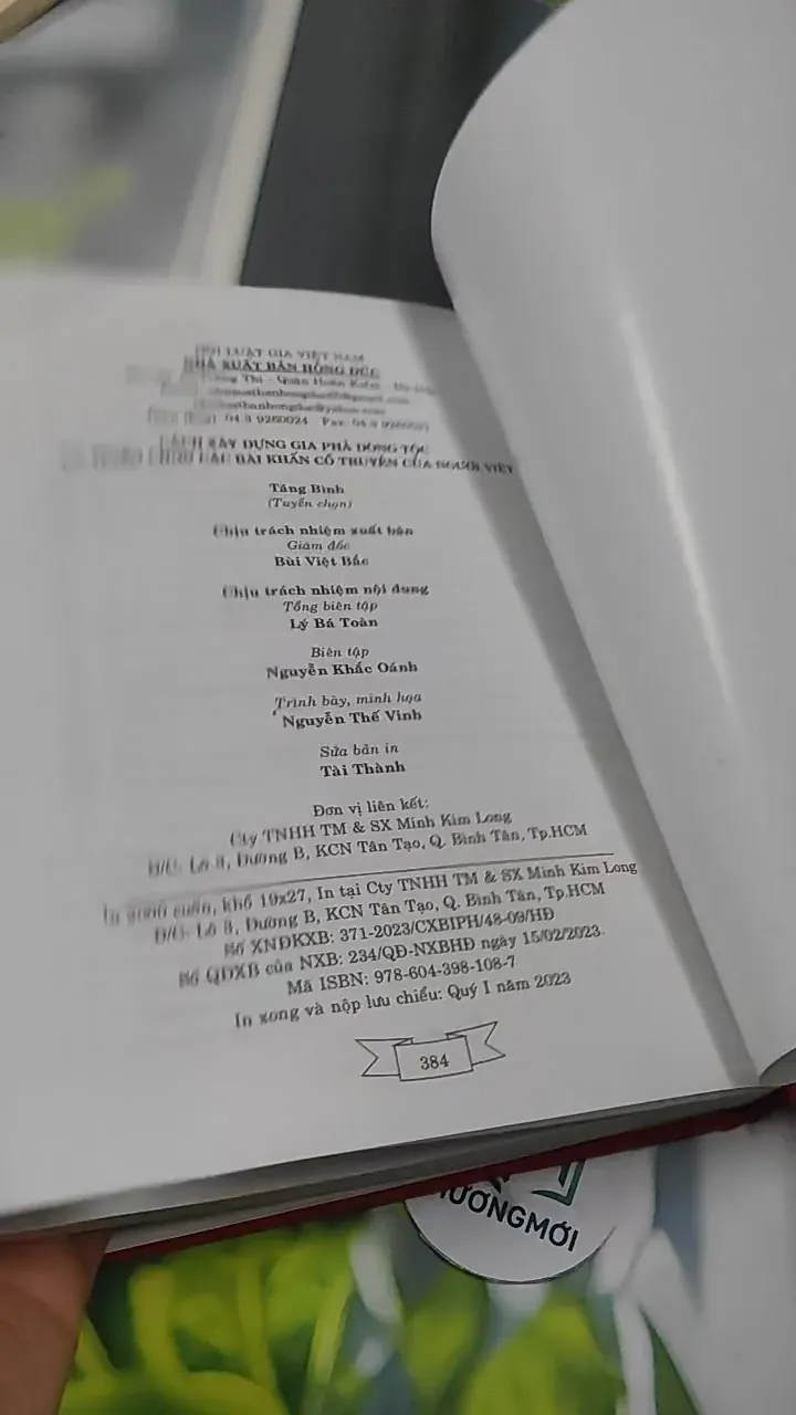 [MIỄN PHÍ BỌC SÁCH] Cách Xây Dựng Gia Phả Dòng Tộc Và Tuyển Chọn Các Bài Khấn Cổ Truyền C 727378