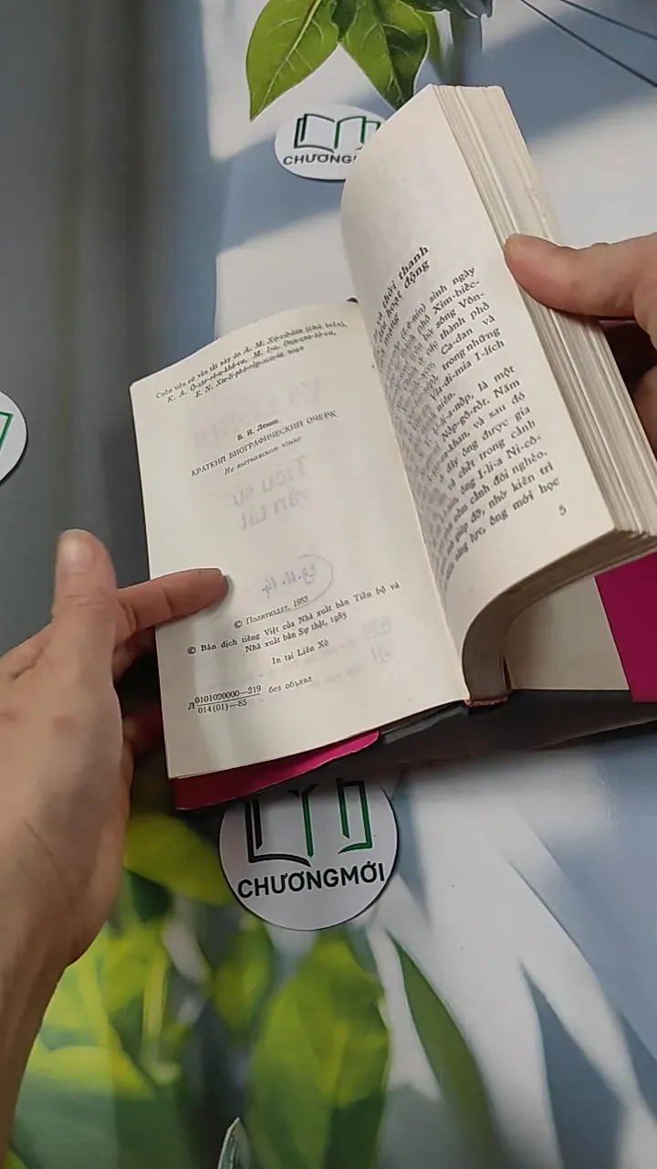 [MIỄN PHÍ BỌC SÁCH] V.I. Lê-nin - Tiểu Sử Vắn Tắt 749555