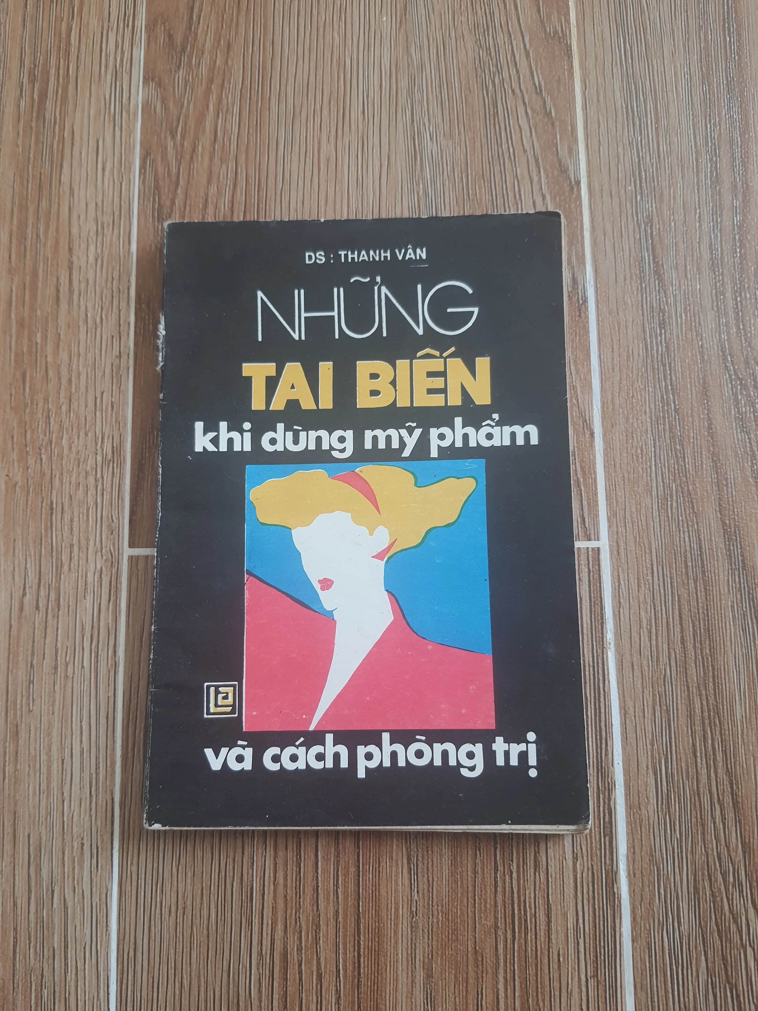 Những Tai Biến Khi Dùng Mỹ Phẩm và Cách Phòng Trị - DS: Thanh Vân 👣 by  - Sách Book Cover - Ngọc Hiển Books