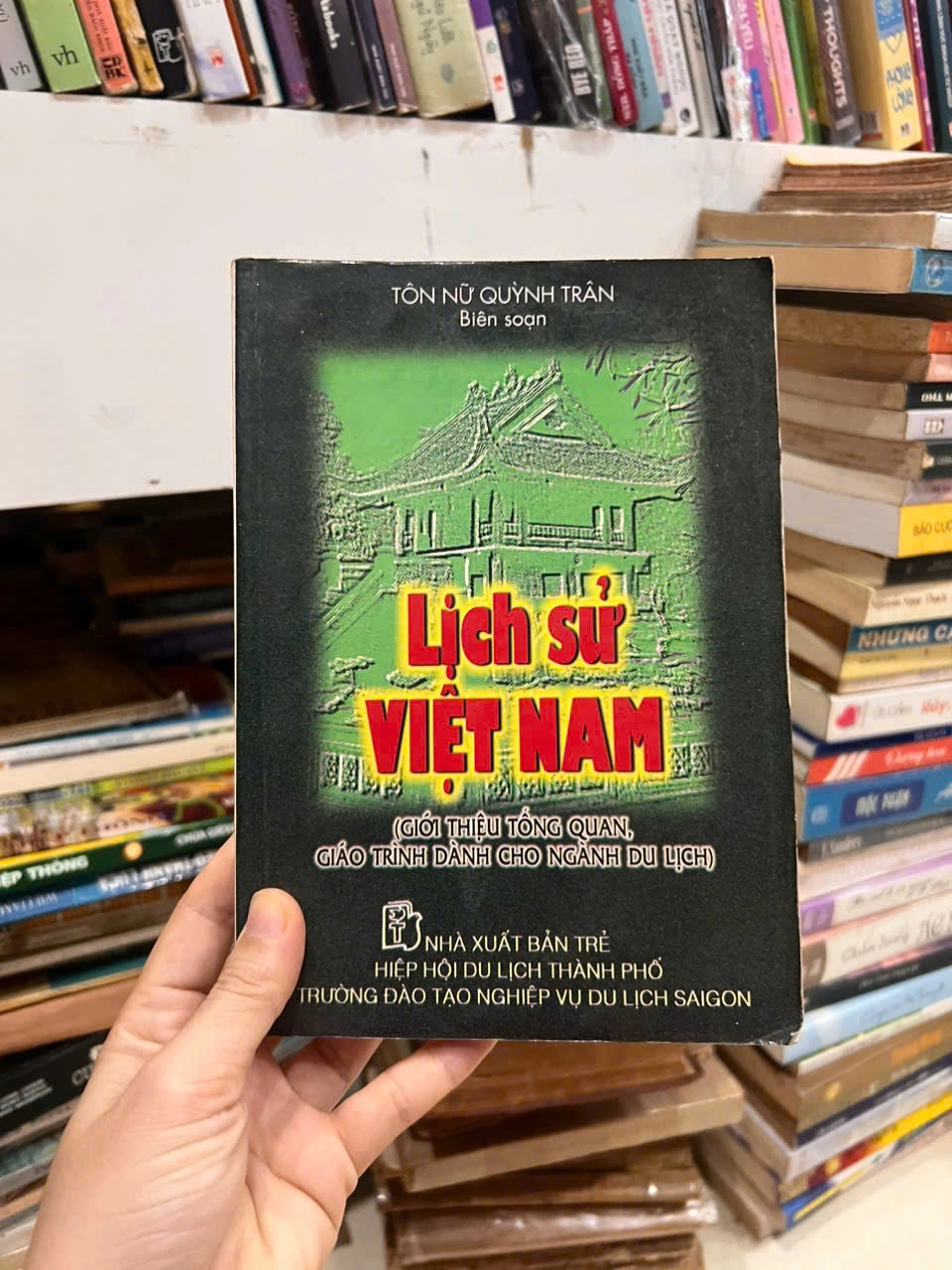 Lịch sử Việt Nam - Giới thiệu tổng quan giáo trình dành cho ngành du lịch by Quỳnh Trân Tôn-Nữ - Sách Book Cover - Ngọc Hiển Books