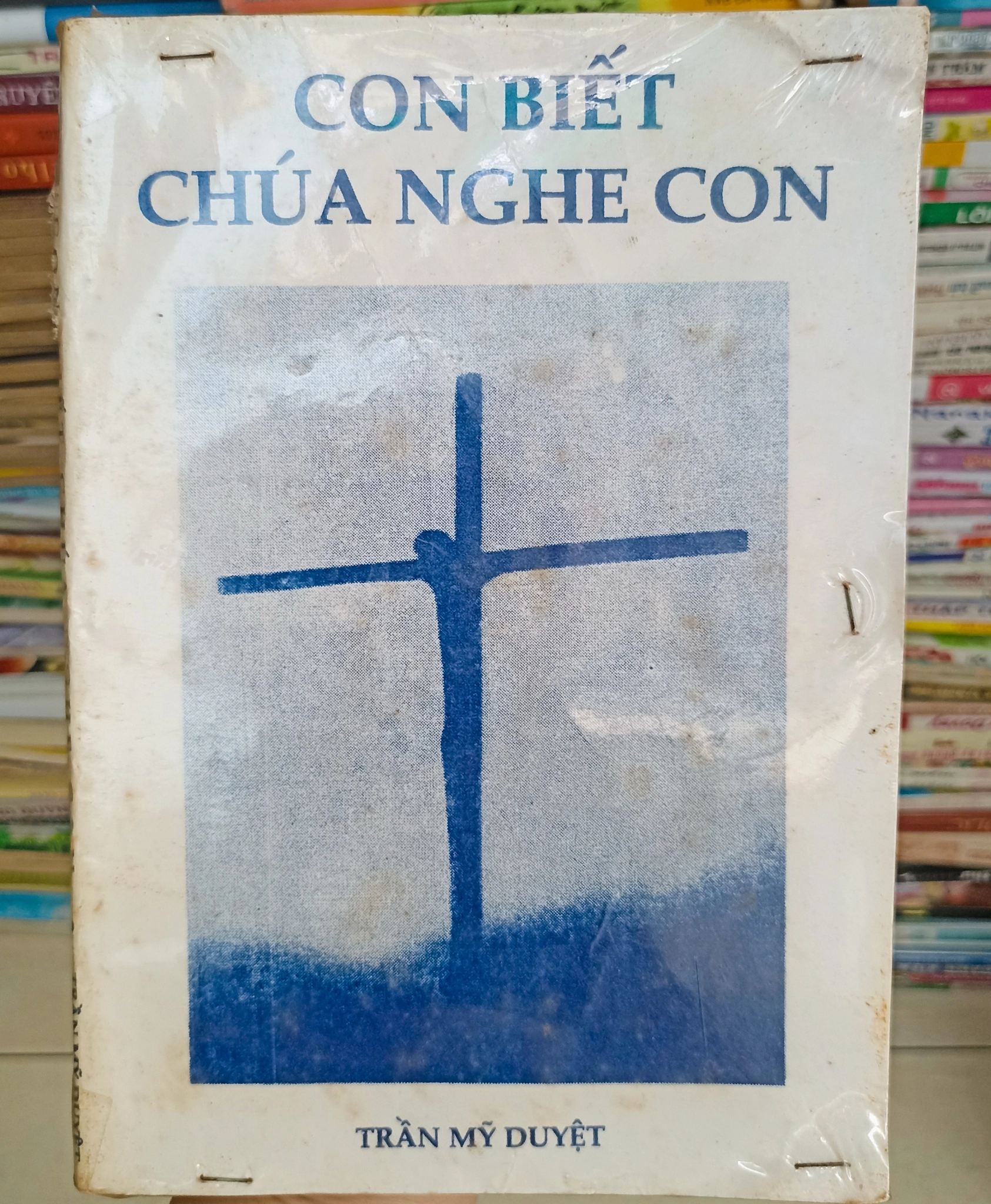 Con biết Chúa nghe con 🌻 by  - Sách Book Cover - Ngọc Hiển Books