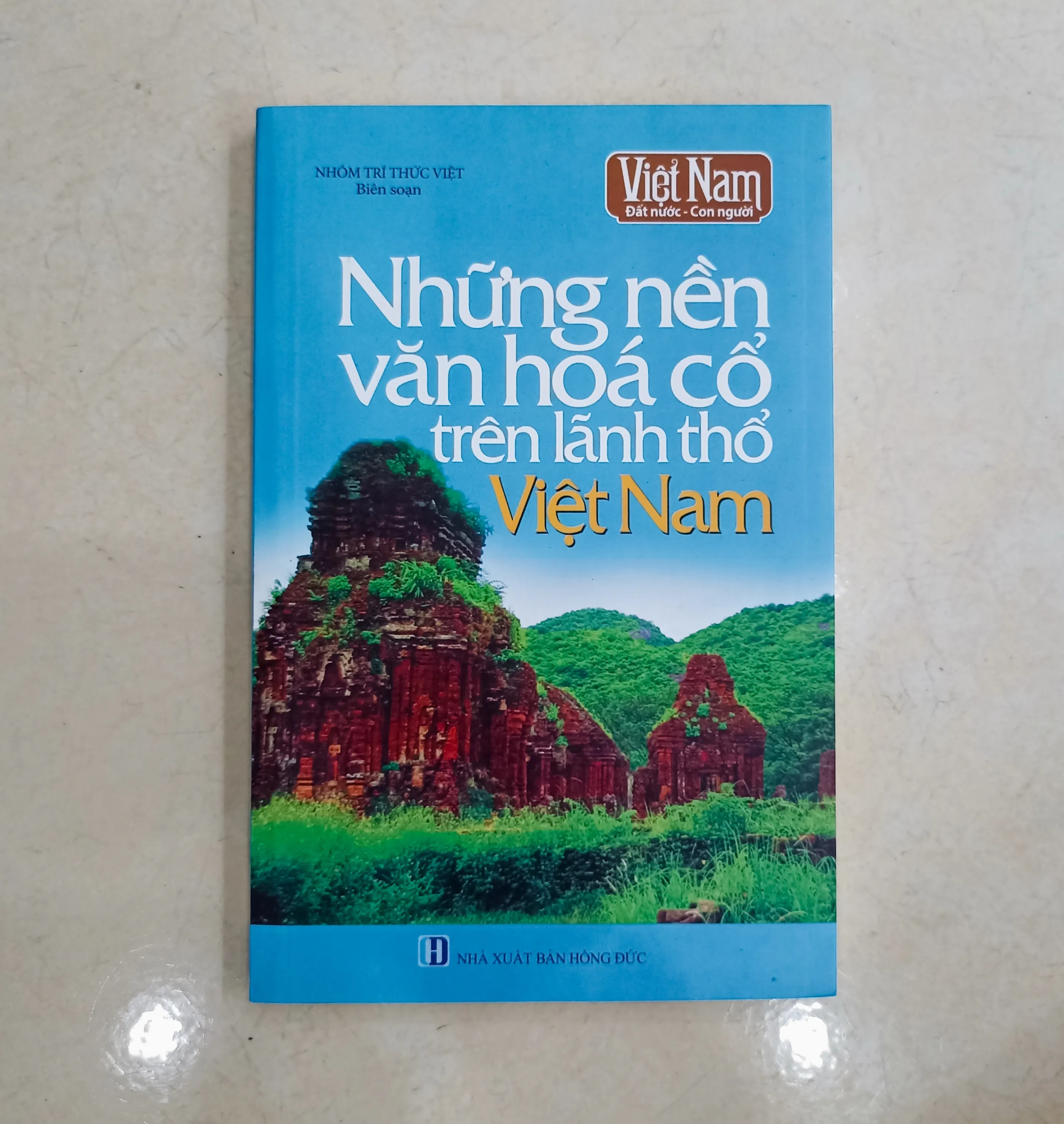 Những nền văn hóa cổ trên lãnh thổ Việt Nam 🌻 by  - Sách Book Cover - Ngọc Hiển Books