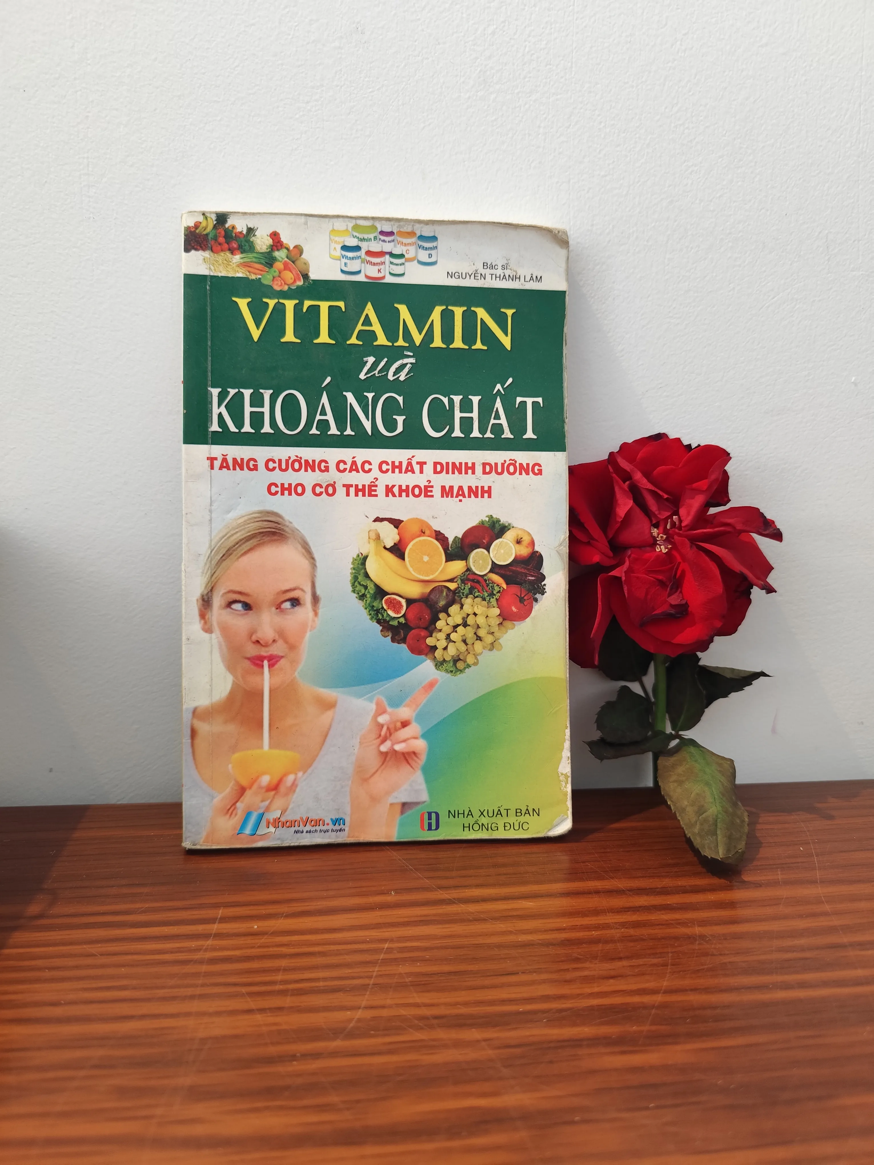 Vitamin và khoáng chất tăng cường các chất dinh dưỡng cho cơ thể khỏe mạnh by  - Sách Book Cover - Ngọc Hiển Books