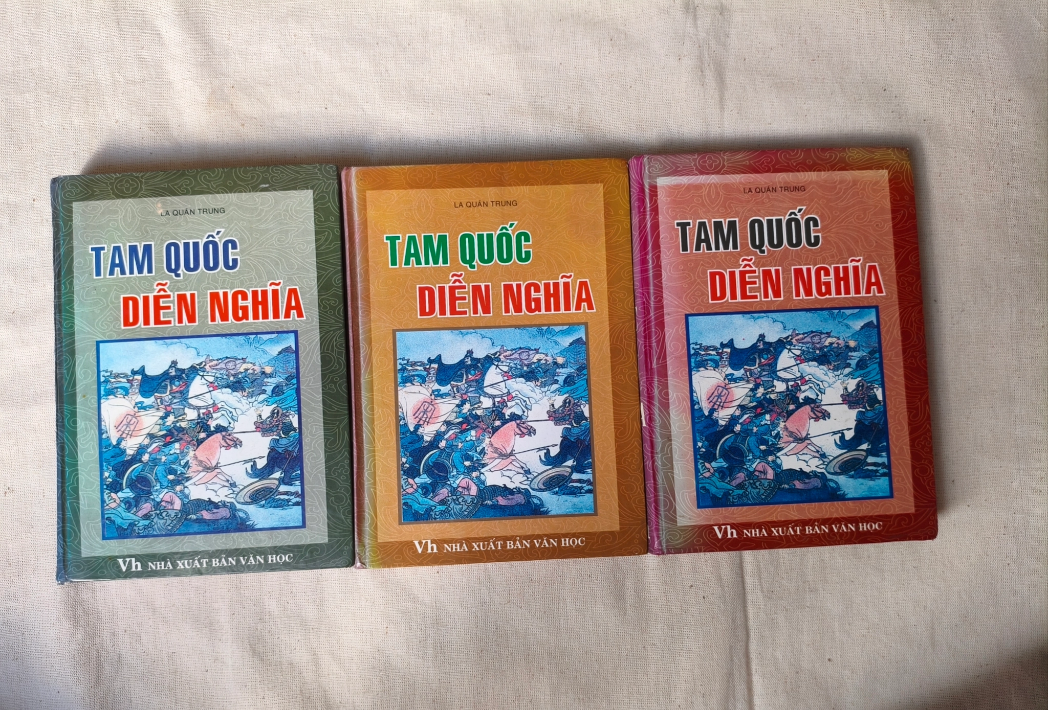 3 tập Tâm quốc diễn nghĩa by Không tìm thấy thông tin chính xác trên các nguồn Tiki / Fahasa / Vinabook / Goodreads cho cuốn có tựa đúng "3 tập Tâm quốc diễn nghĩa"; có thể sách bạn hỏi là nhầm tựa với "Tam Quốc Diễn Nghĩa" (tác giả La Quán Trung). - Sách Book Cover - Ngọc Hiển Books