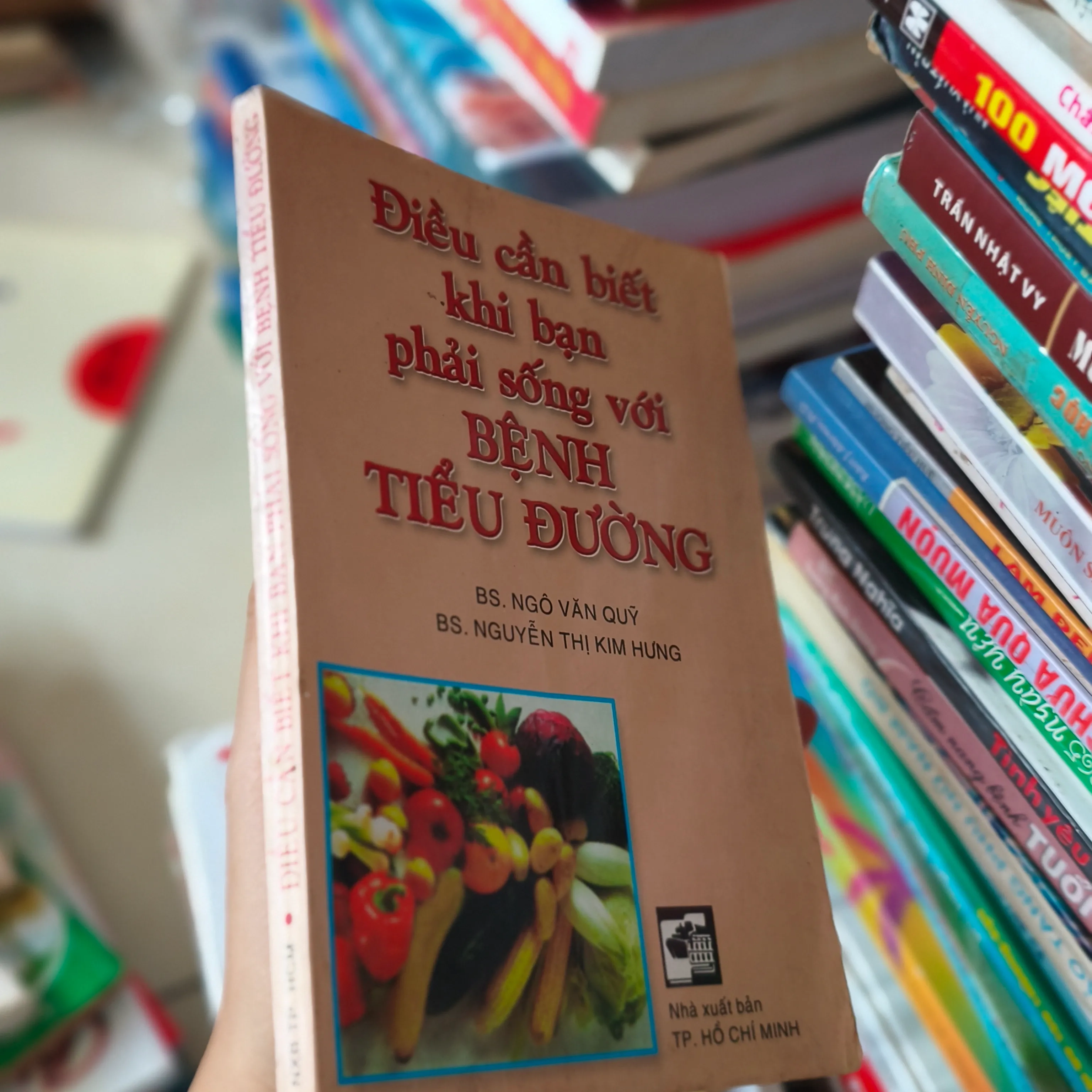 Điều bạn cần biết khi bạn phải sống với bệnh tiểu đường by  - Sách Book Cover - Ngọc Hiển Books